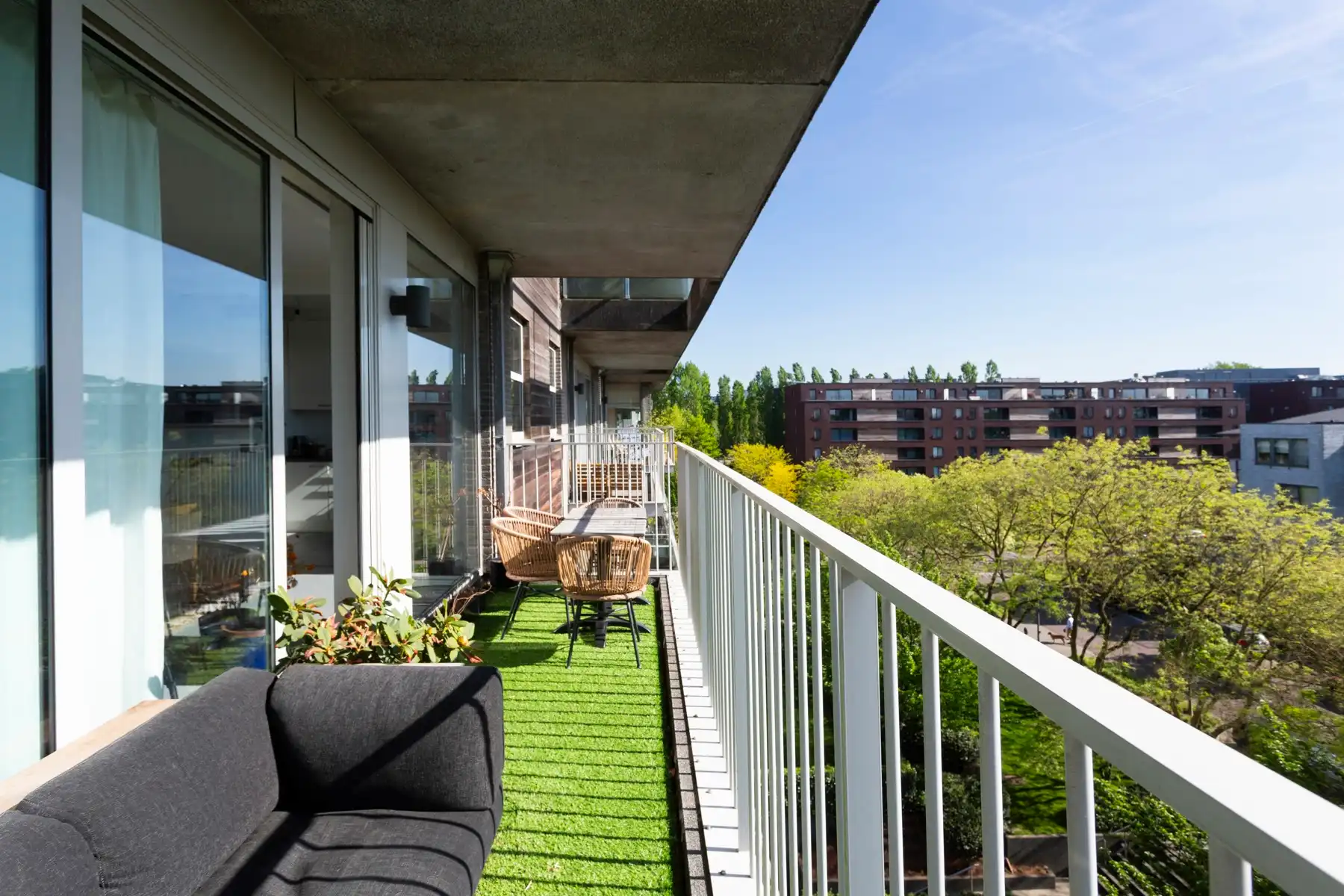 Instapklaar 2-slaapkamerappartement met terras te Berchem foto 7