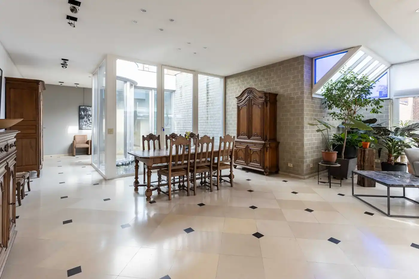 Veelzijdige eigendom met woonst, magazijnen en loft in Bissegem foto 4