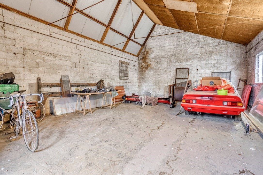 Loods van 340m2 en atelier van 75m2 met woning te koop te Vichte. foto 10