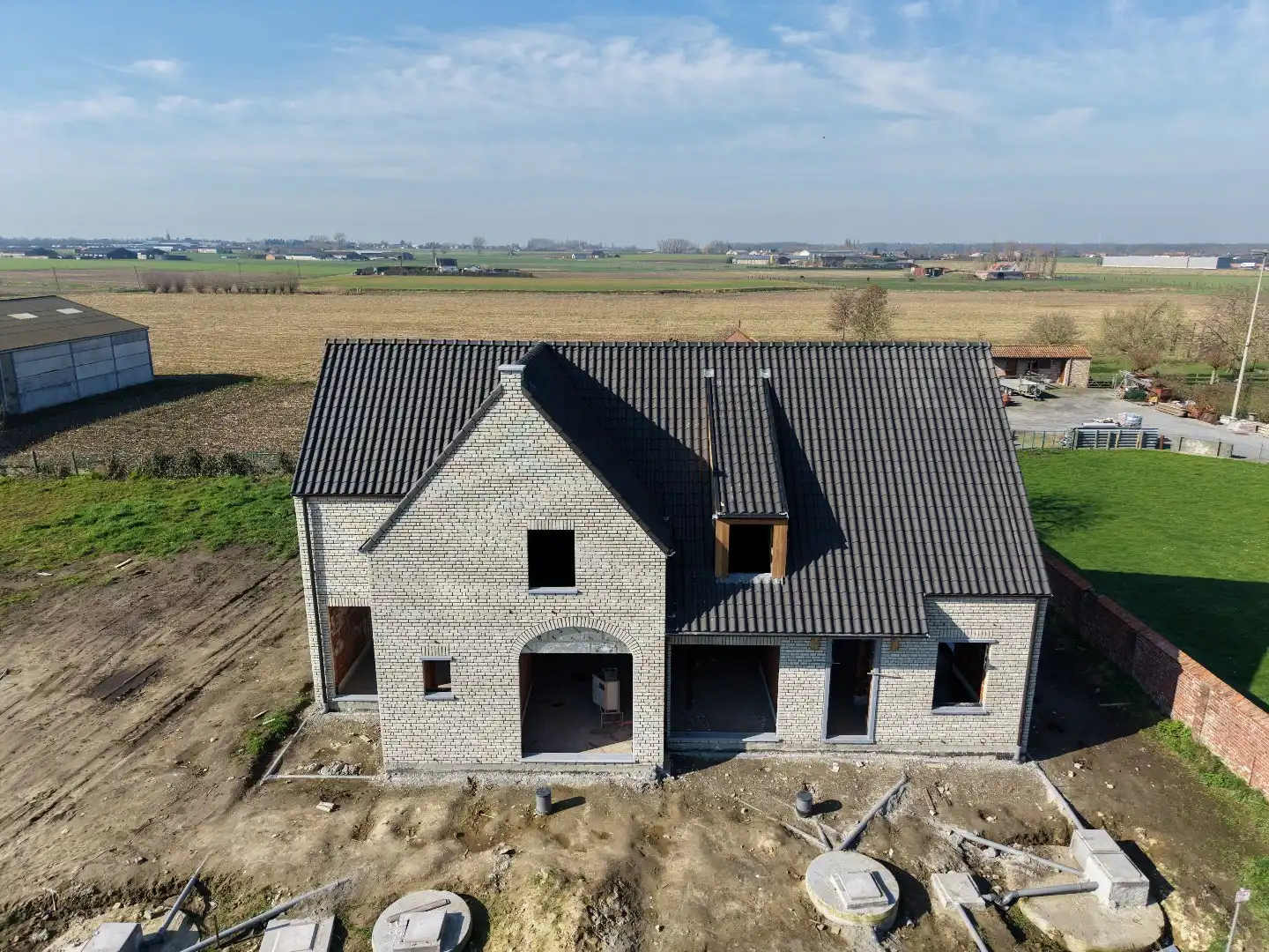Nieuwbouwwoning met 3 slaapkamers (4 mogelijk) met landelijk uitzicht  foto {{pictureIndex}}