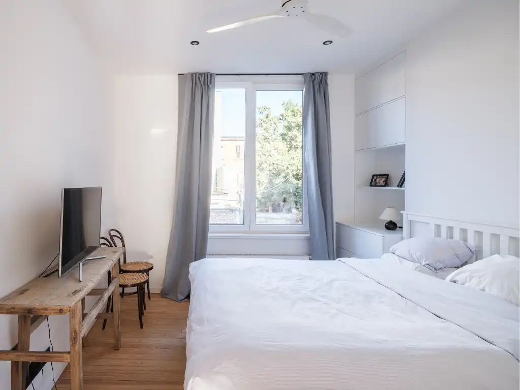 Instapklare en smaakvol gerenoveerde woning (3 slaapkamers – 2 badkamers) met tuin nabij het Paul de Smet de Naeyerpark. foto 12