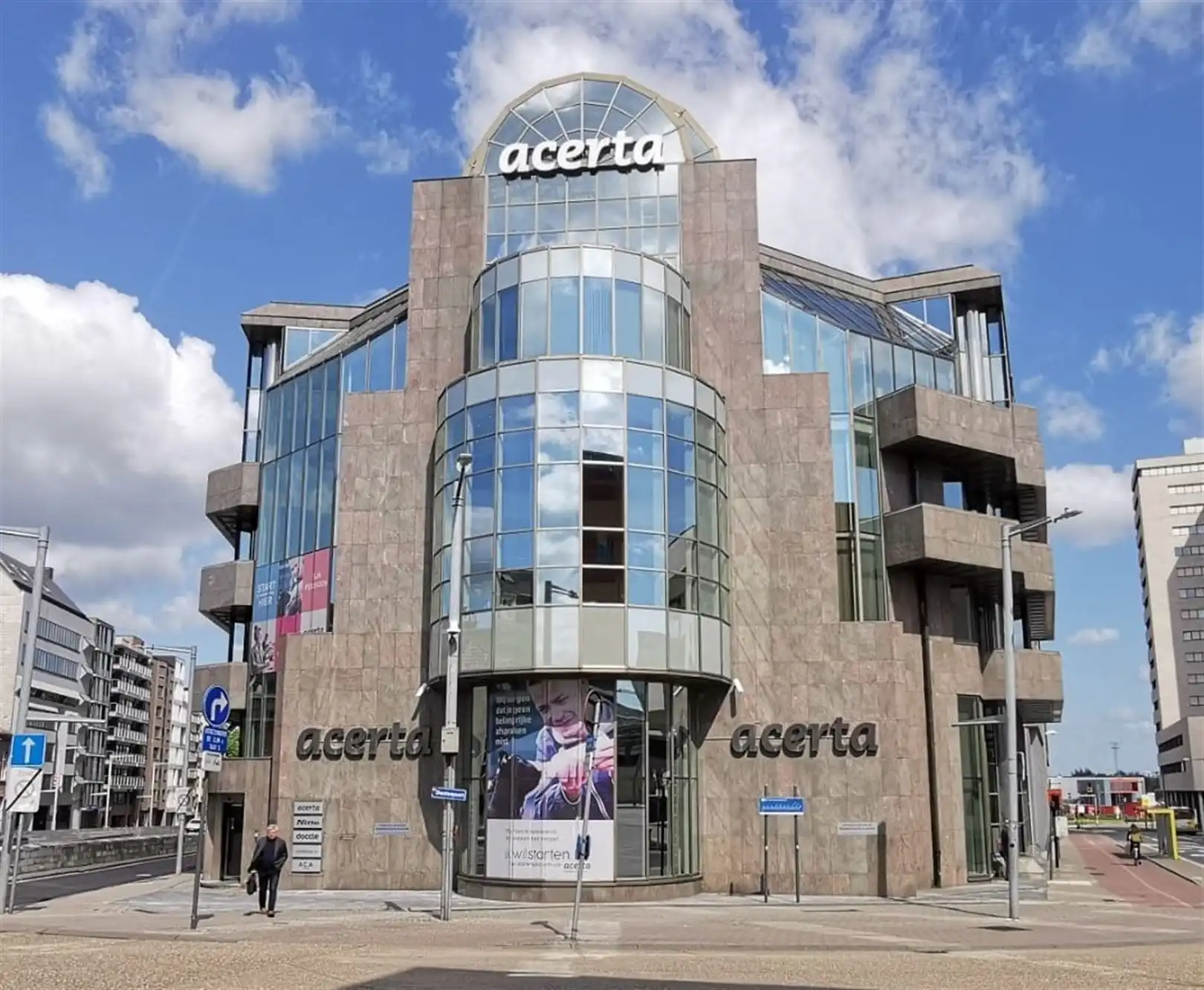 Kantoorgebouw foto {{pictureIndex}}