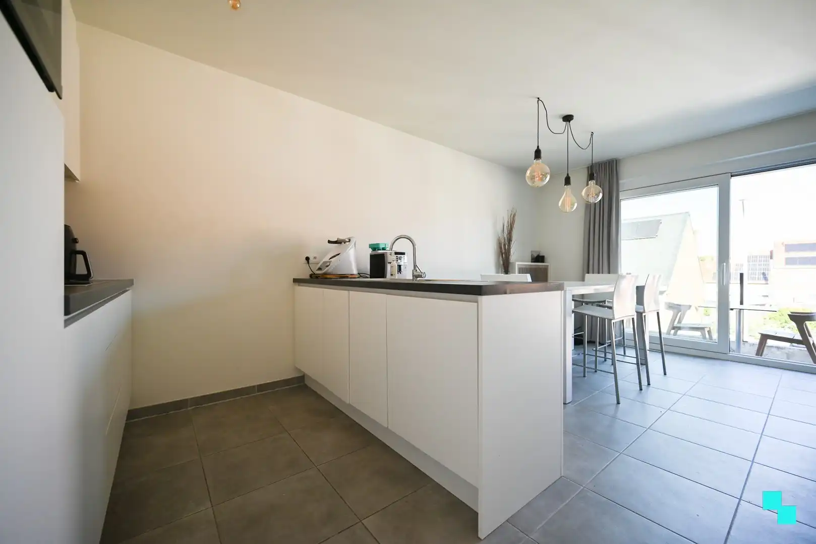Instapklaar appartement met divers maatmeubilair te Izegem (Emelgem) foto 10