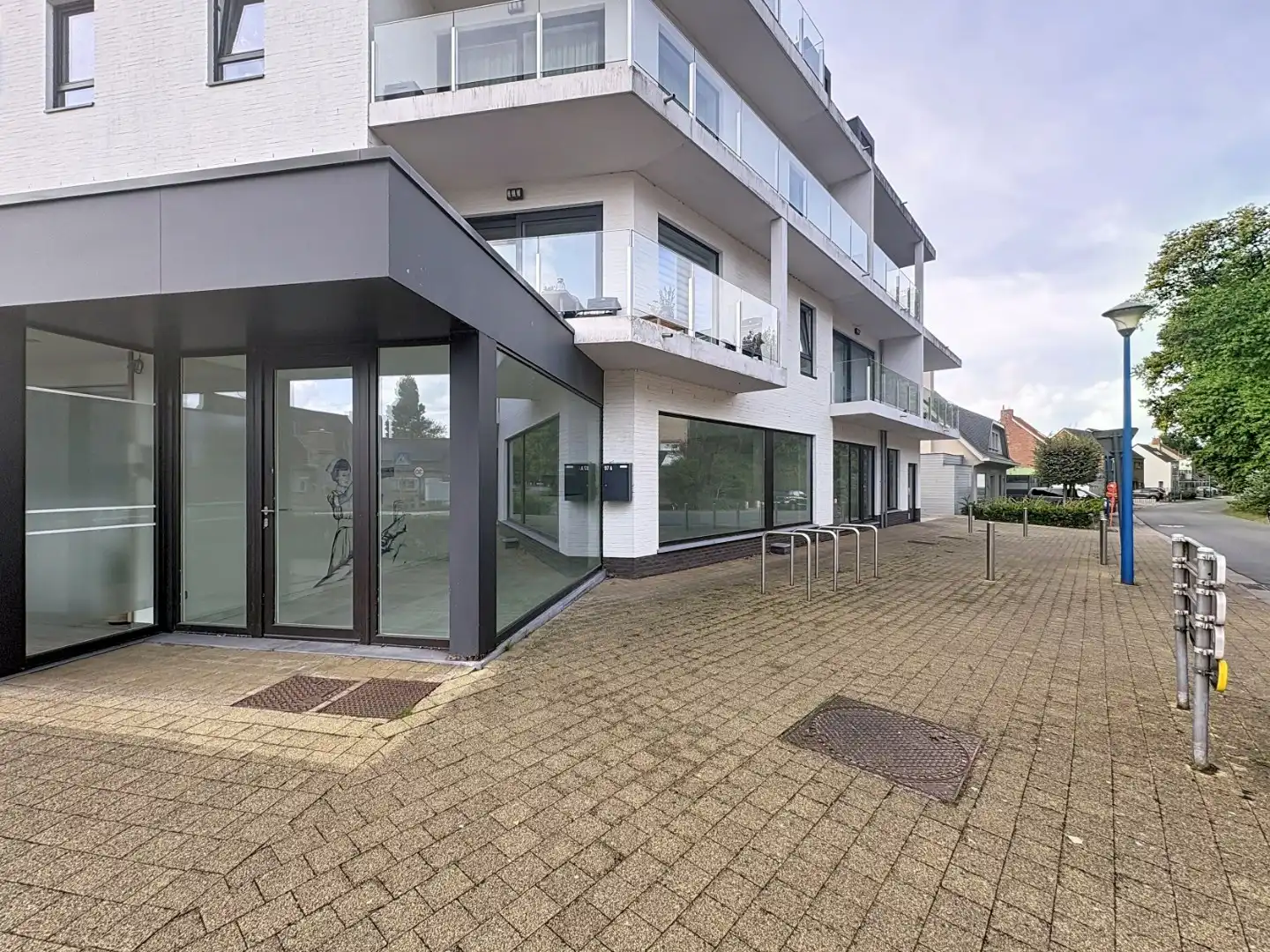 Handelspand met 1 slaapkamerappartement en garage foto 19