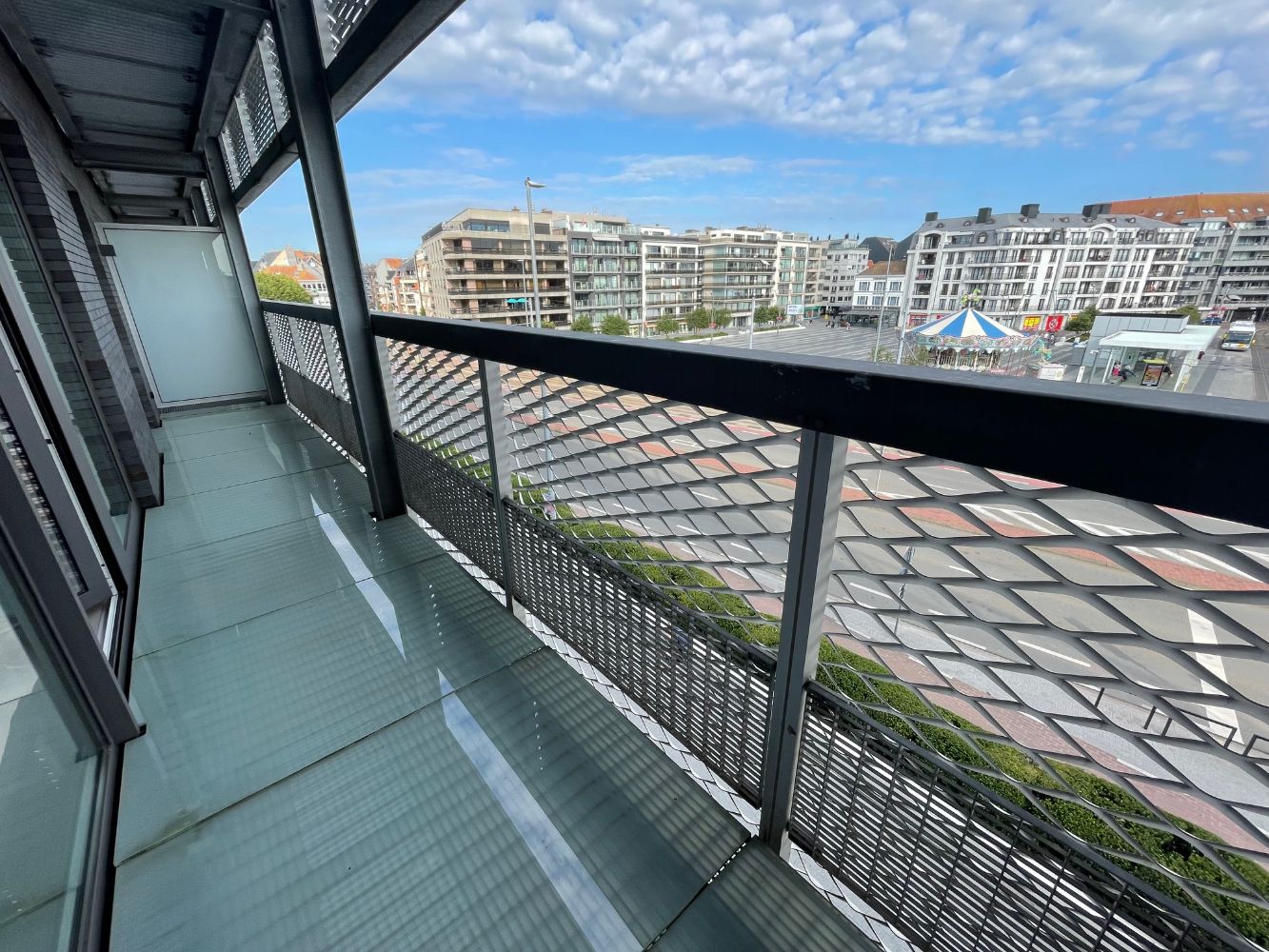 Instapklaar appartement met twee slaapkamers en terras uitkijkend op het Stationsplein. foto 4