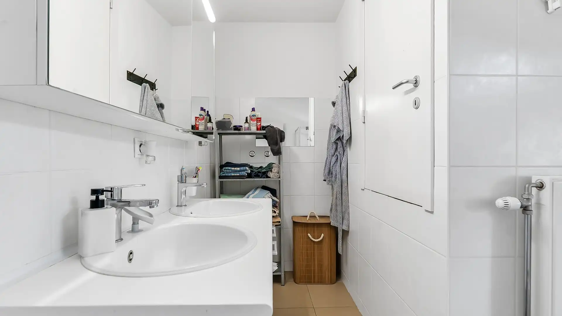 Ruim en instapklaar appartement met 3 slpkrs vlakbij Genk centrum foto 16