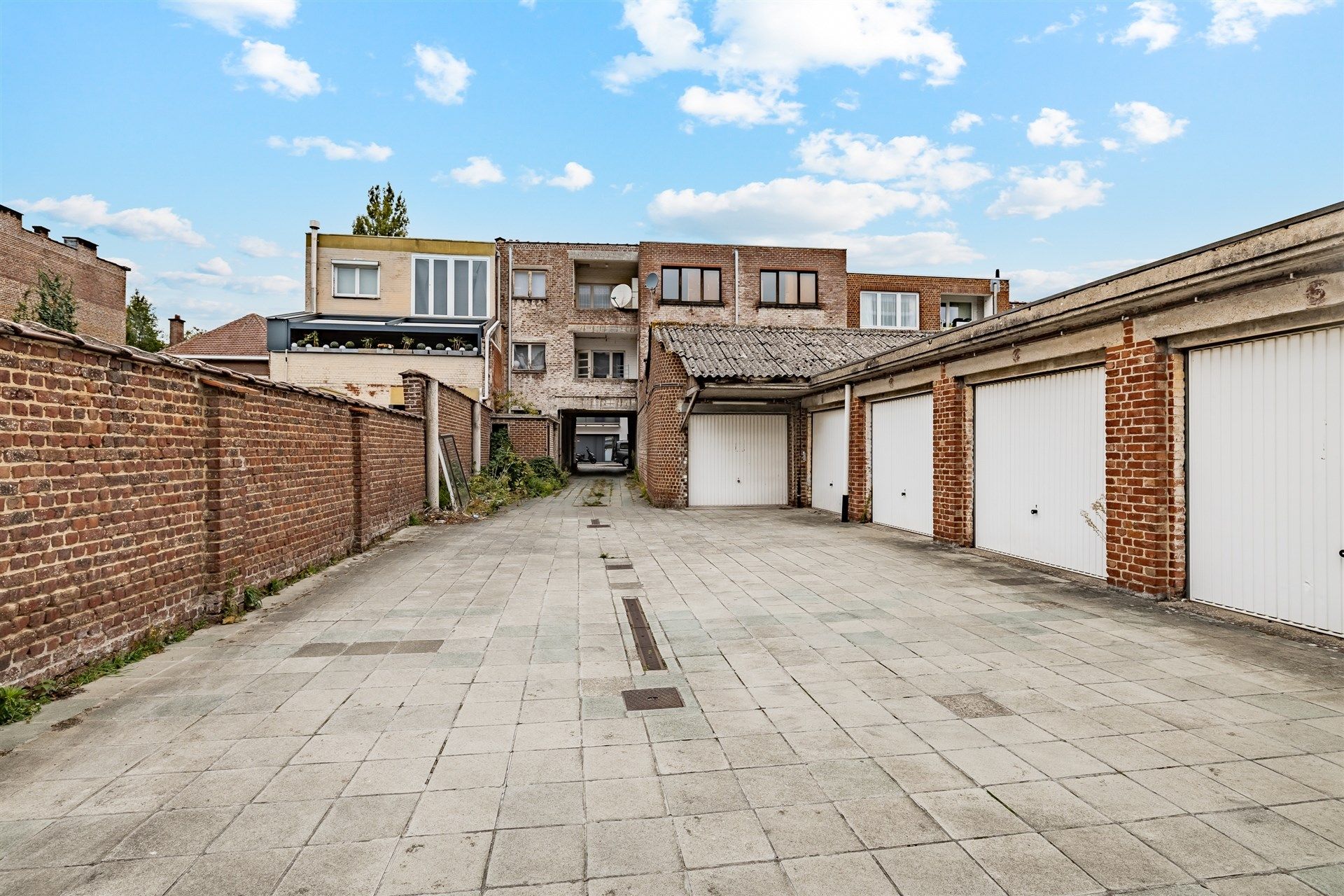Renovatieproject bestaande uit 3 appartementen + 1 huis + 8 garageboxen foto 14