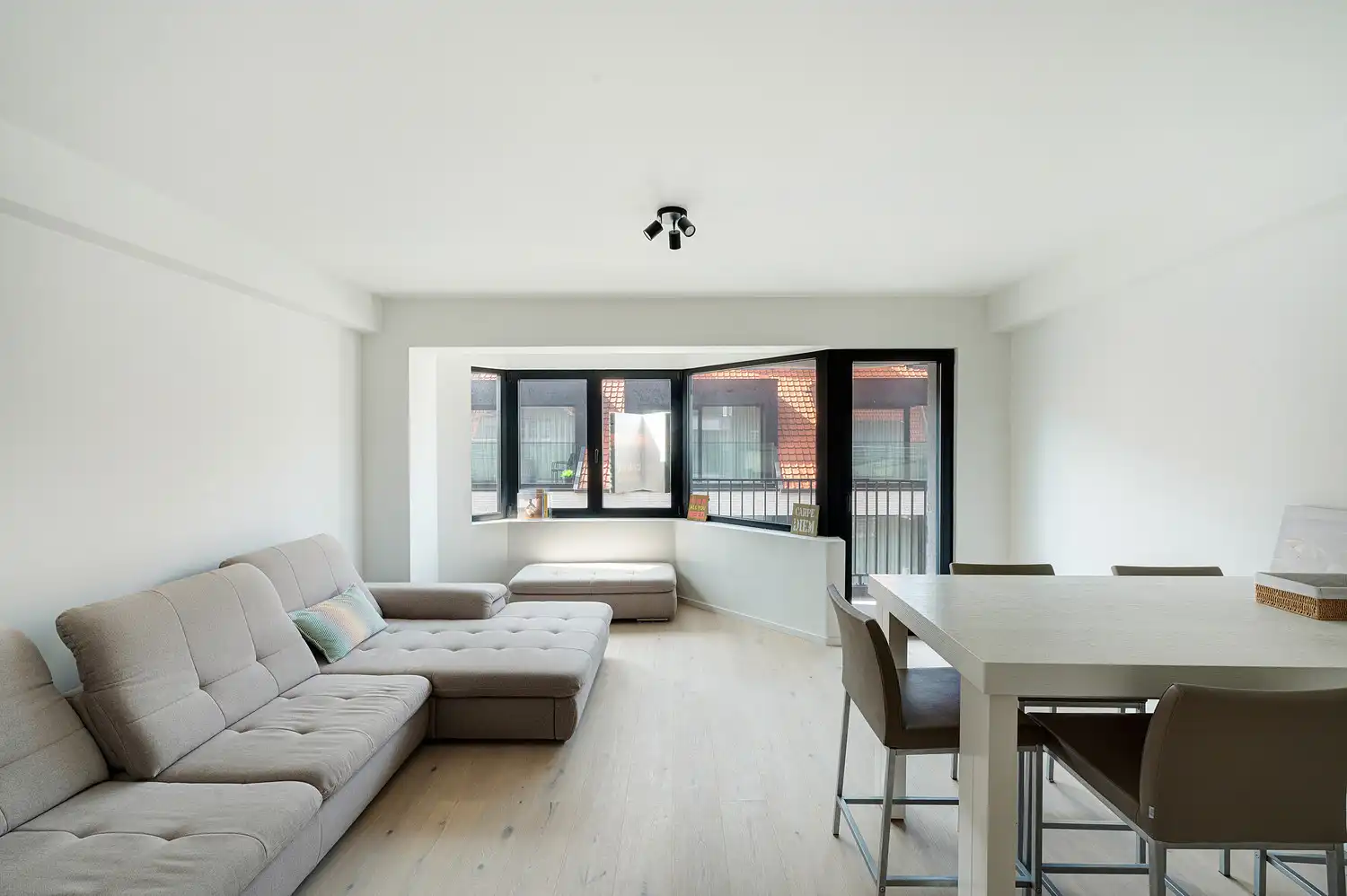 Vernieuwd en energiezuinig appartement vlakbij de Zeedijk foto {{pictureIndex}}