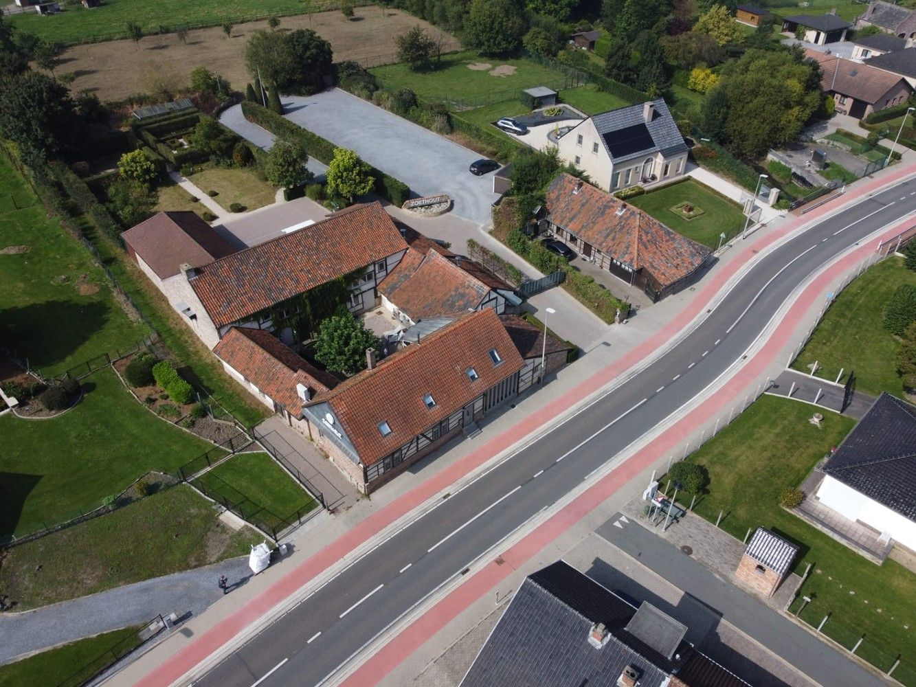 Uniek pand bestaande uit restaurant, grote feestzaal met ruime parking en woning op een domein van maar liefst van 74a. foto 3