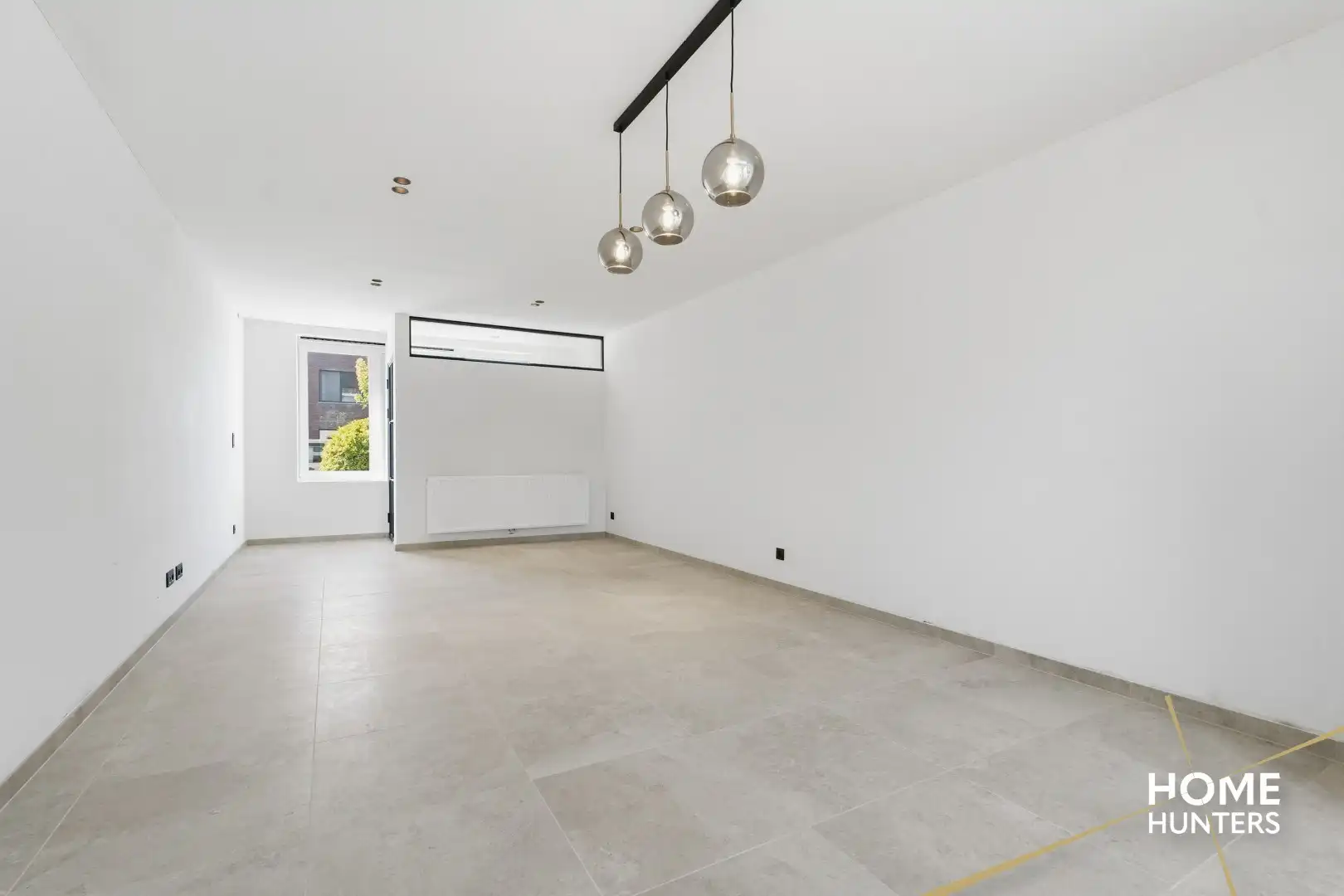Volledig gerenoveerde woning met 3 slaapkamers, garage, ruime oprit en zonnige tuin in een rustige buurt van Ieper foto 5