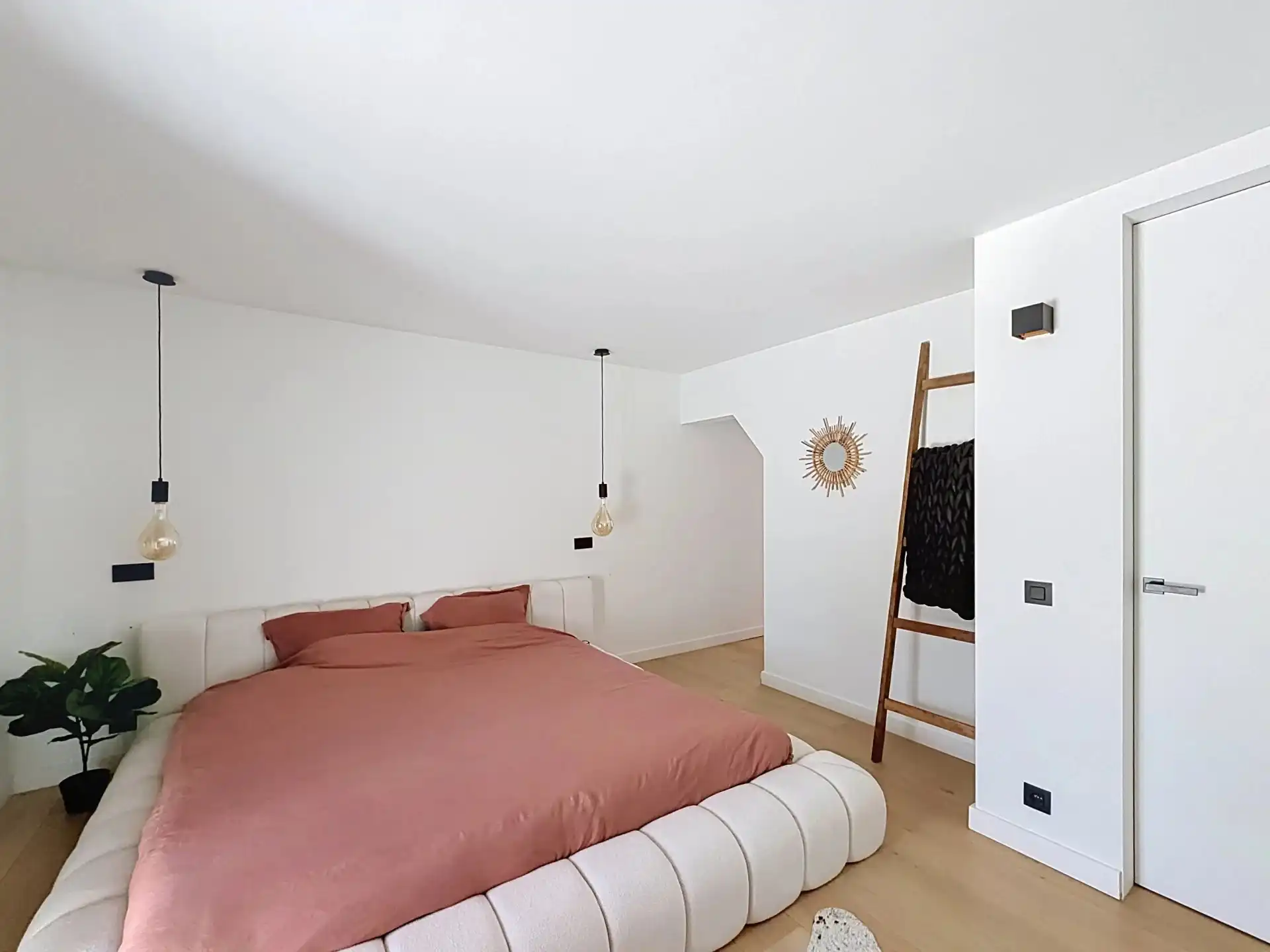 Zeer ruime villa voorzien van alle luxe met 3, mogelijk 5 slaapkamers en 2 badkamers foto 35