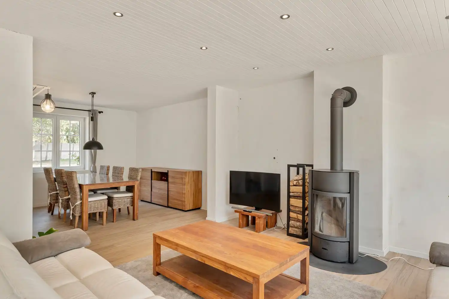 Grotendeels gerenoveerde gezinswoning op een ruim perceel van 1.084 m². foto 4