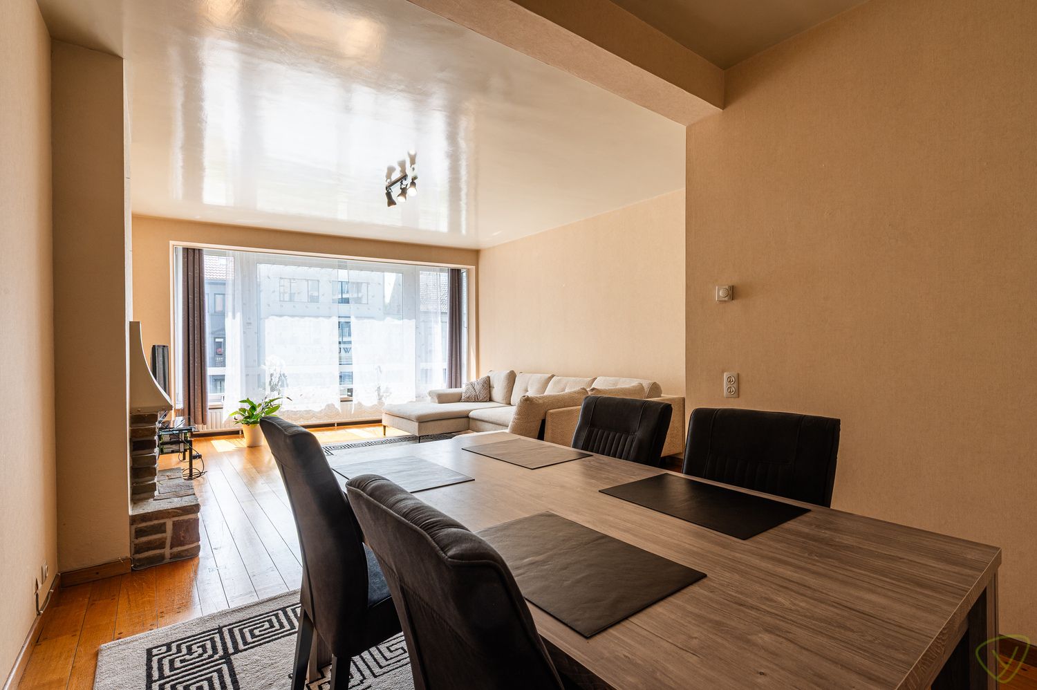 Centraal gelegen appartement met 2 slaapkamers in Eeklo met een zonnig terras. foto 4