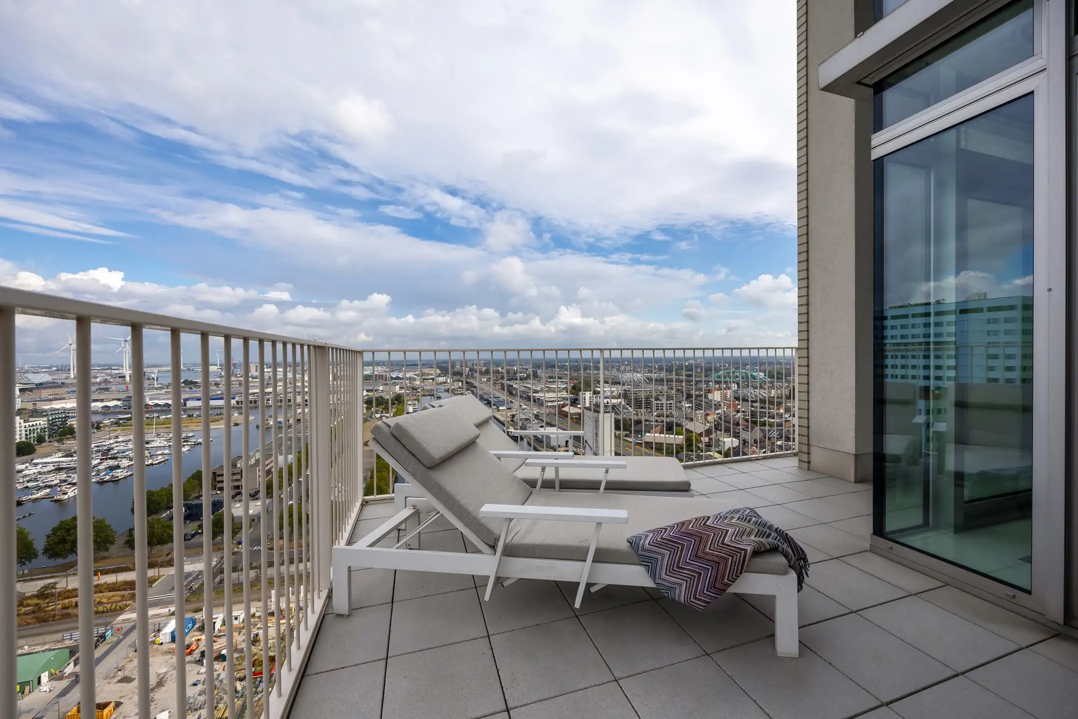 Duplex-penthouse met zicht over de Antwerpse skyline foto 28