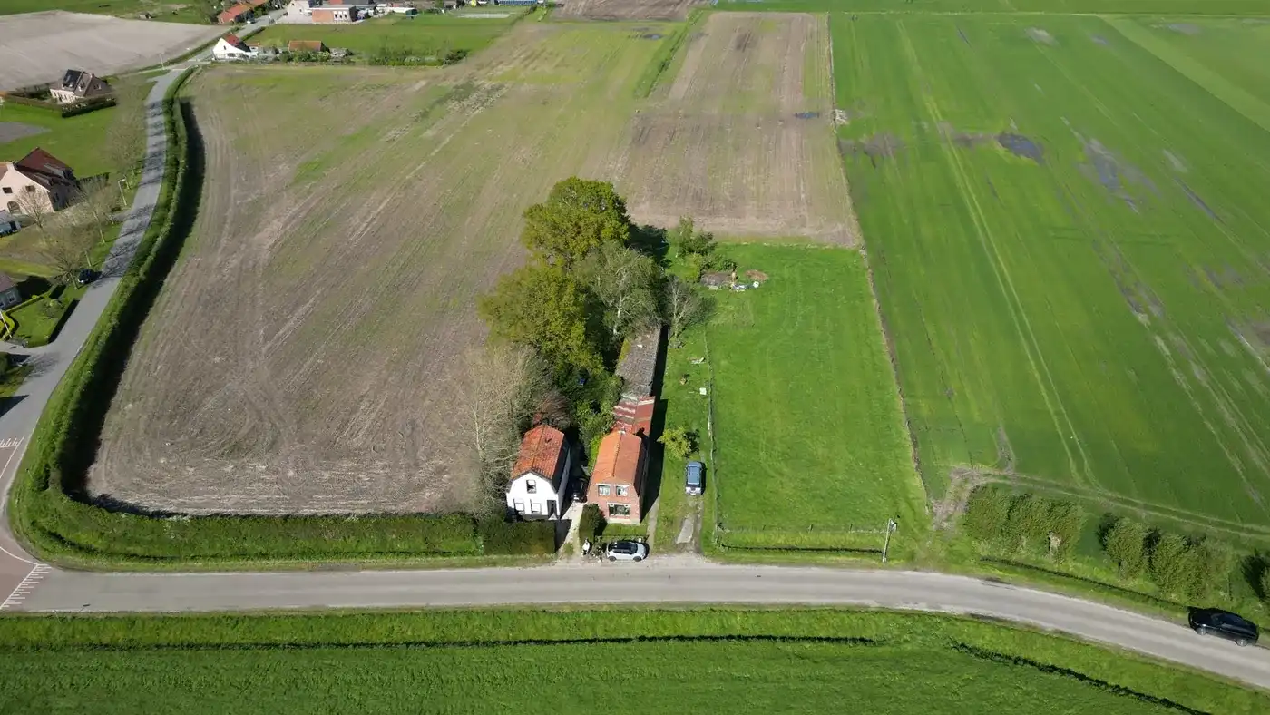 Bouwgrond met vergunning op 2,4 Ha van een villa met landelijke schuur foto 4