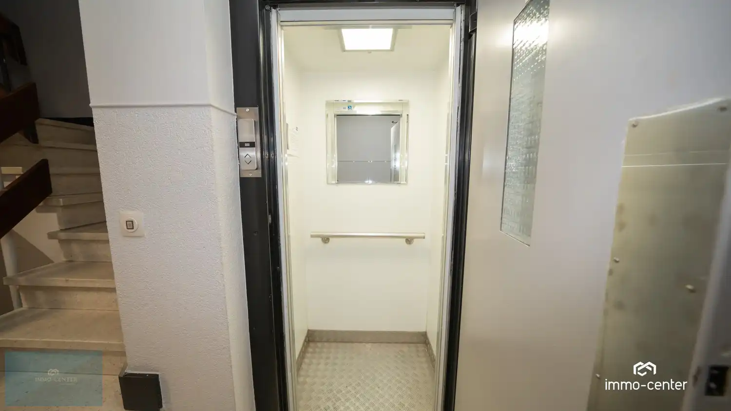Te huur – Ruim 2-slaapkamerappartement met autostaanplaats in het centrum van Genk foto 4