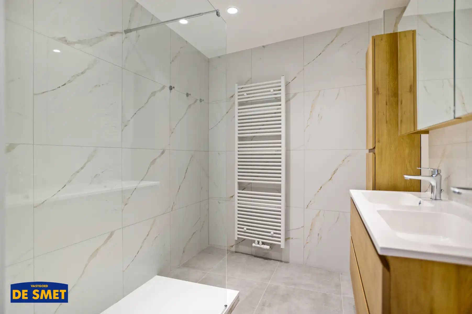 Volledig vernieuwd én geschilderd appartement in het centrum foto 10