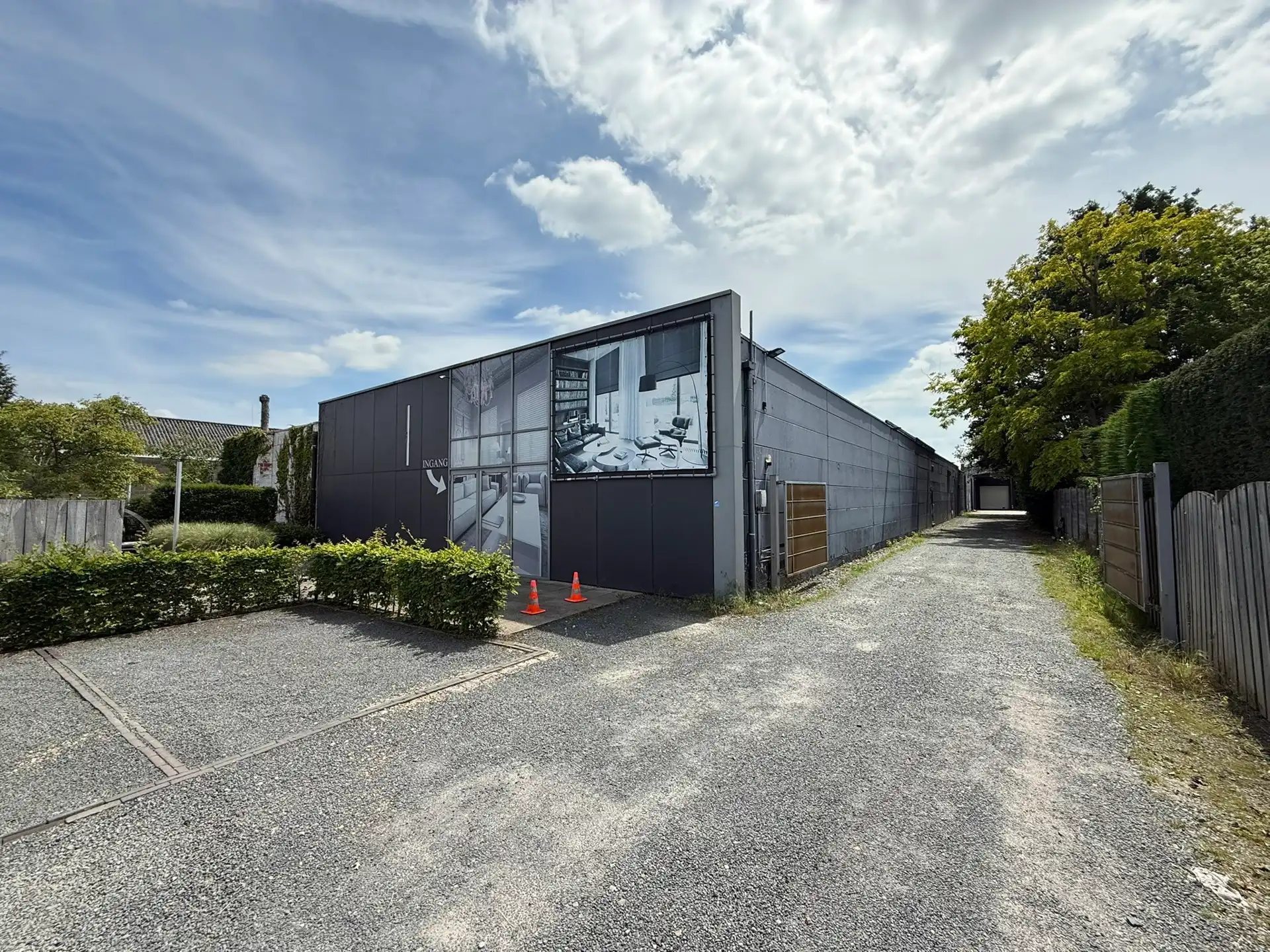 Bedrijfsgebouw te koop op commerciële ligging in Putte foto 2