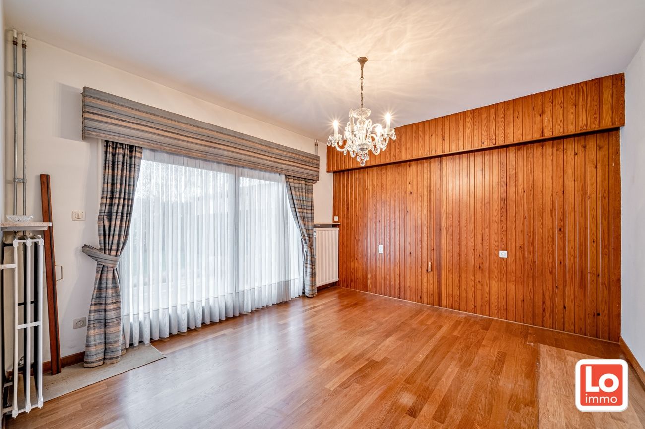 VERKOCHT! Goed onderhouden op te frissen gelijkvloerse woning met inpandige garage in een rustige straat nabij het centrum van Zelzate! foto 9