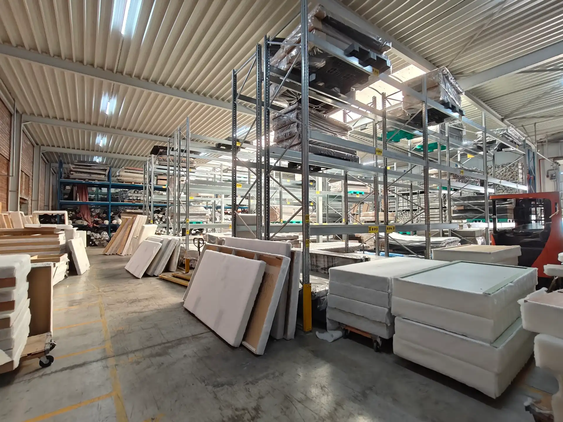 Industriegebouw met een modern gerenoveerde kantoorruimte foto 15