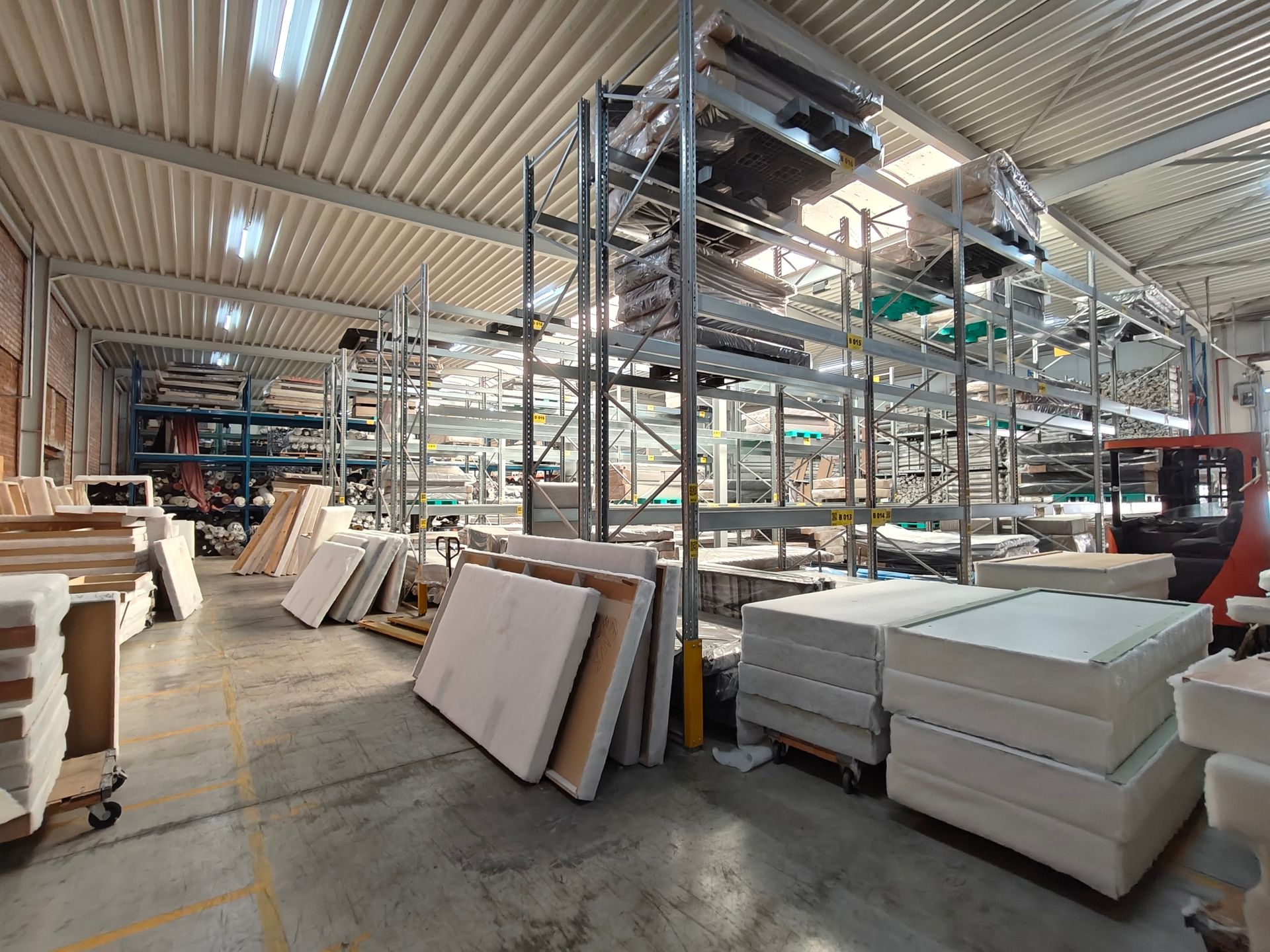 Industriegebouw met een modern gerenoveerde kantoorruimte foto 15