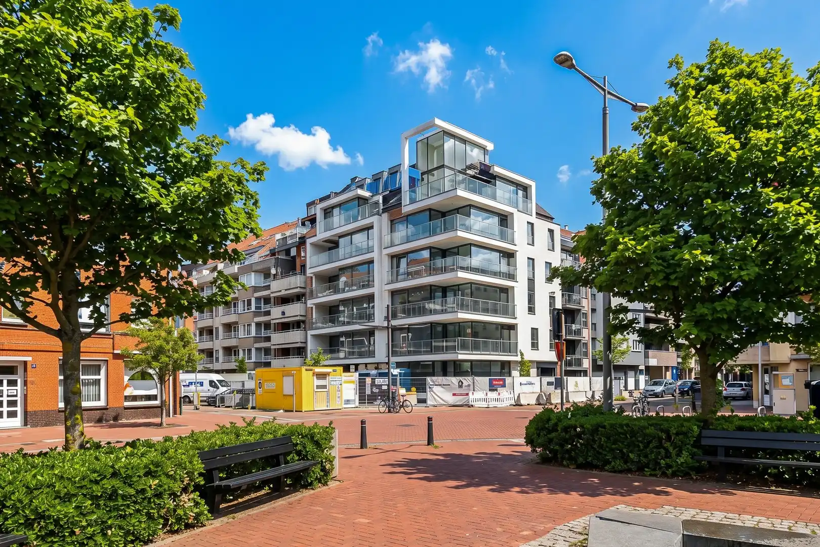 Prachtig nieuwbouwappartement met 2 slaapkamers gelegen op de gelijkvloerse verdieping. foto {{pictureIndex}}