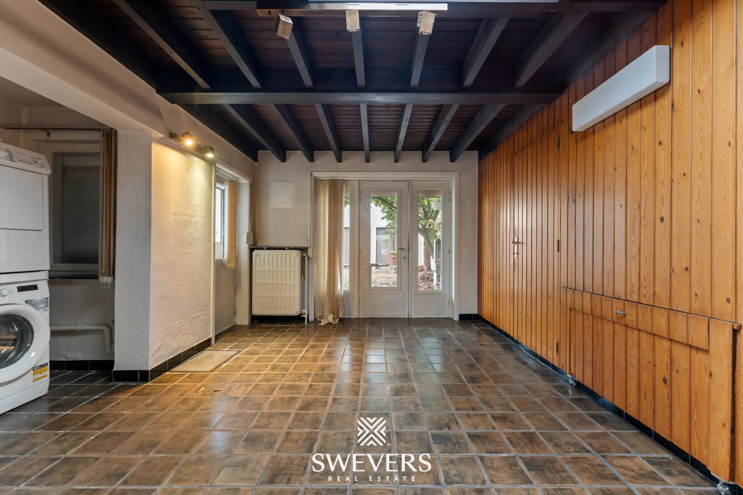 Ruime gezinswoning met multifunctionele loods op commerciële toplocatie foto 10