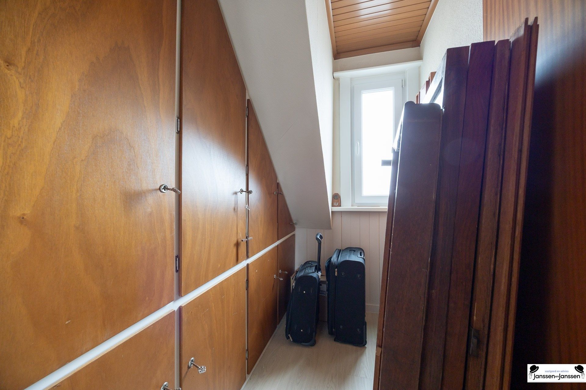 Ruime woning met 4 slaapkamers in een gezellige wijk in Merksem! foto 11