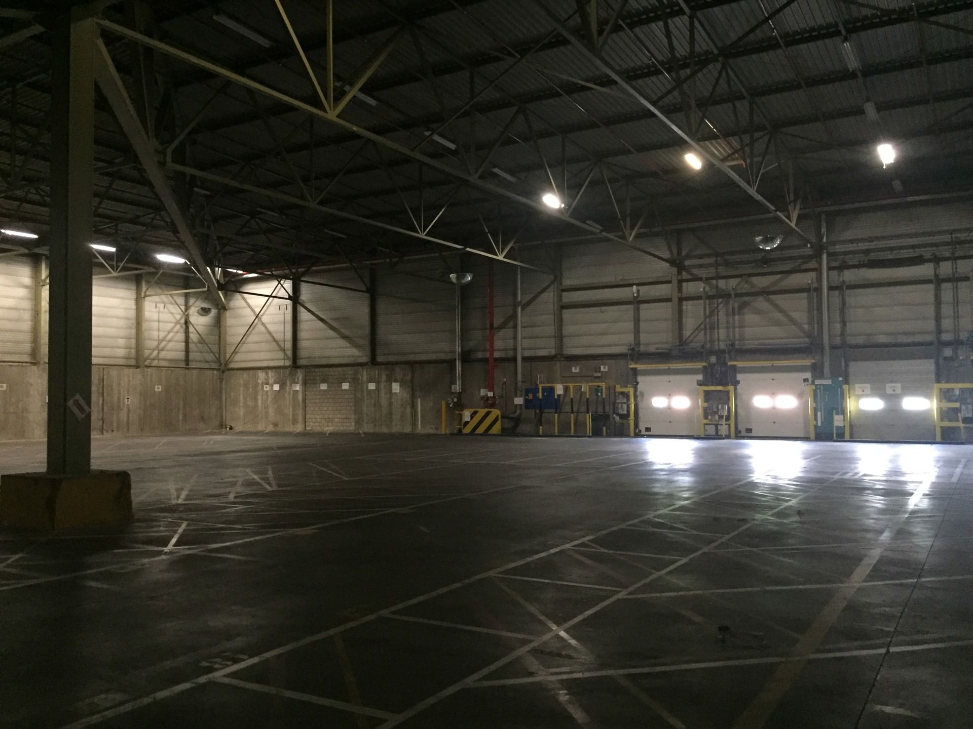 Magazijnen 9.303m² + loskades en verharde terreinen te huur. foto 4