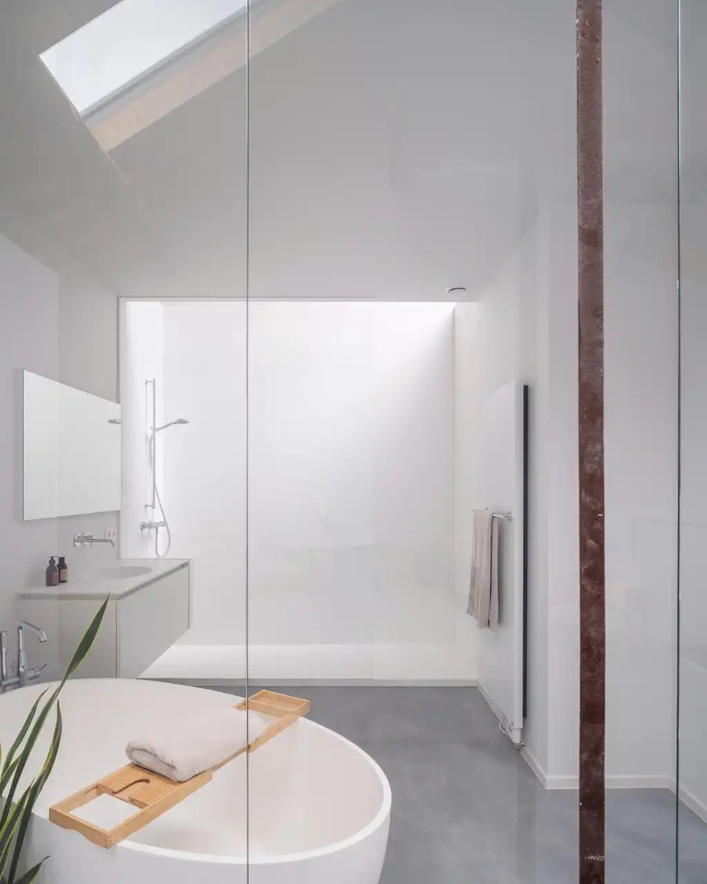 Luxueus en tijdloos – Exceptionele loft met 2 slaapkamers, aparte bureauruimte en ruim terras in een beschermd gebouw met een rijke industriële voorgeschiedenis. foto 21