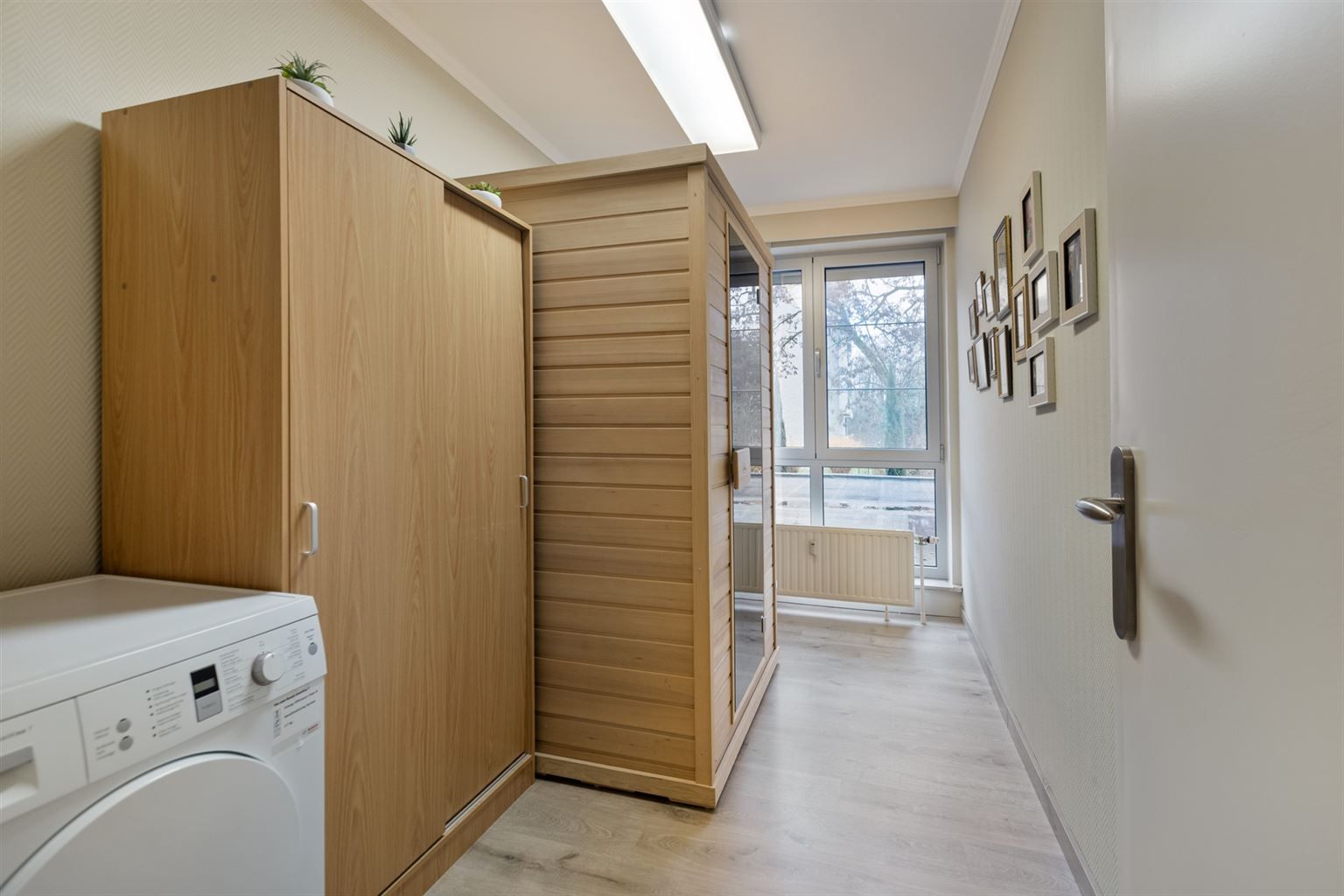 Ruim gelijkvloers 2-slaapkamer appartement met overdekt terras, ondergrondse autostaanplaats en aparte berging, gelegen vlakbij het centrum van Maaseik. foto 14