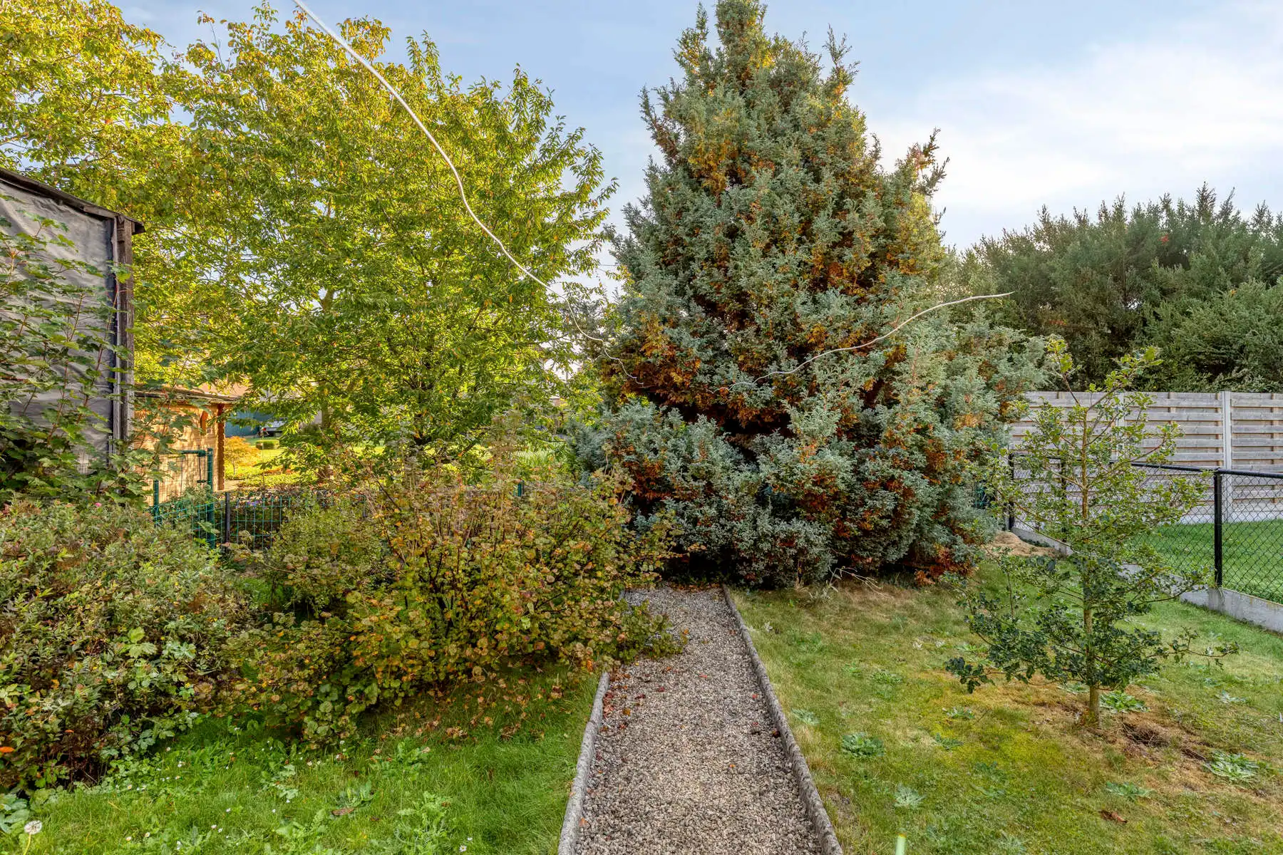 Halfopenbebouwing met tuin, garage en zonnige tuin foto 17
