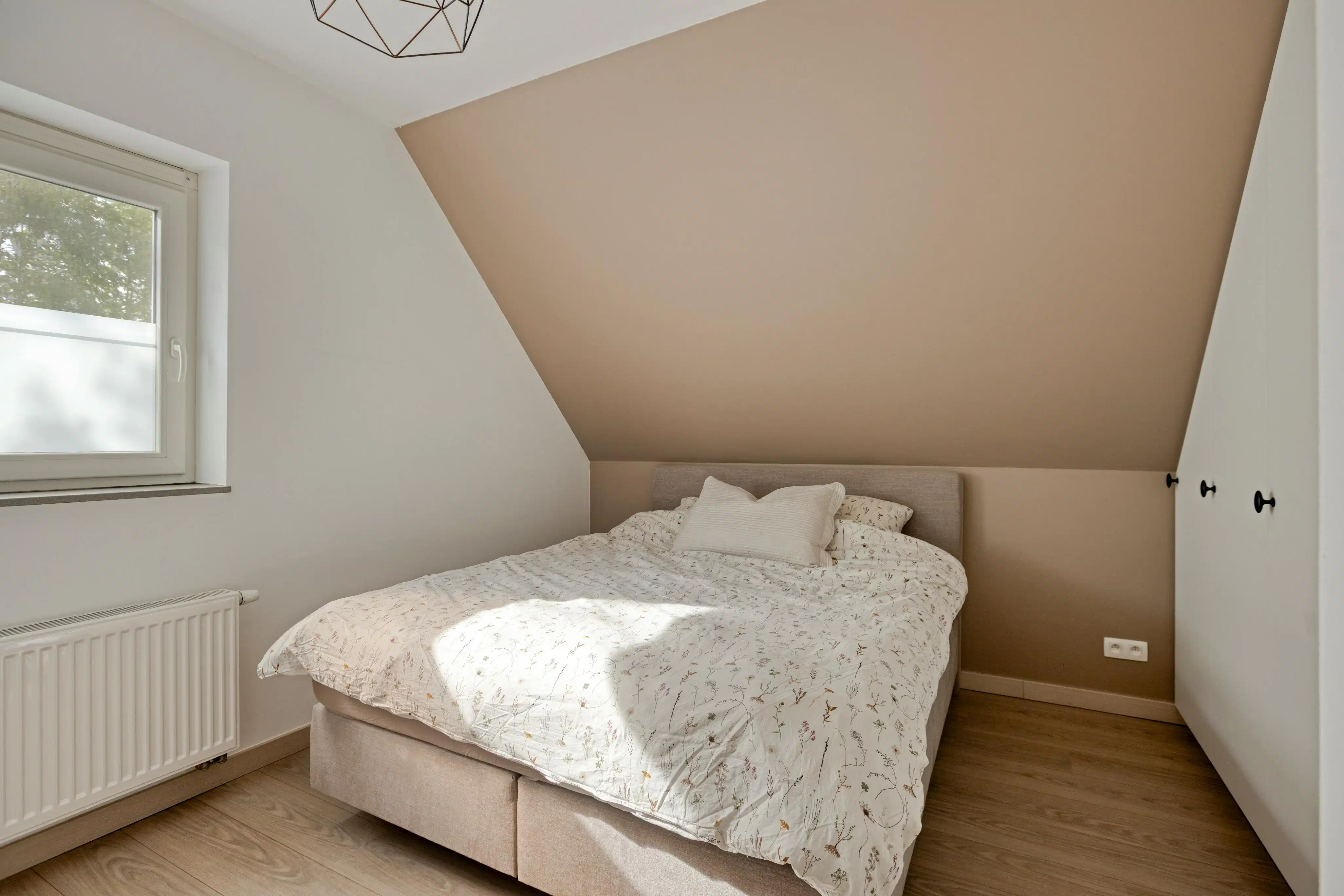 Halfopen huis te koop in Ieper met 3 kamers, garage en tuin foto 24