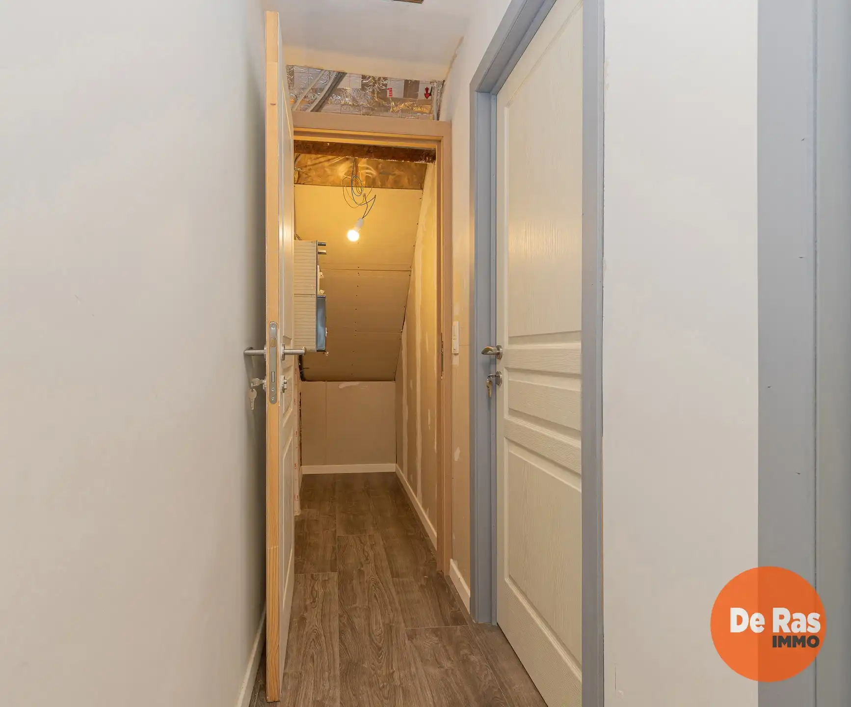 GRIMBERGEN-Gerenoveerde woning zonder tuin/koer aan de vaart foto 17
