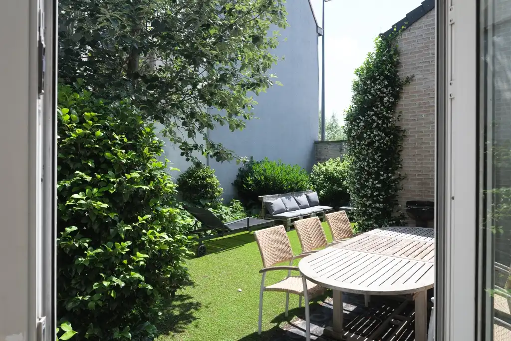 Sint-Amandsberg – Ruime interbellumwoning met 4 slaapkamers, tuin, dubbele garage en polyvalente ruimte nabij het Bijgaardepark. foto 10