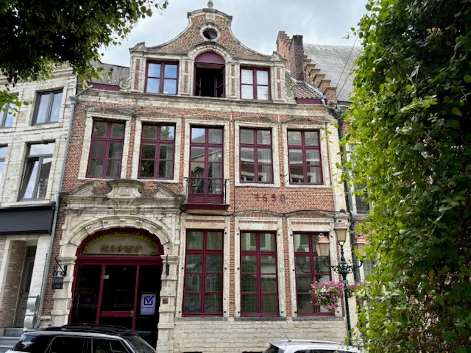 Opbrengsteigendom in hartje Tienen foto {{pictureIndex}}