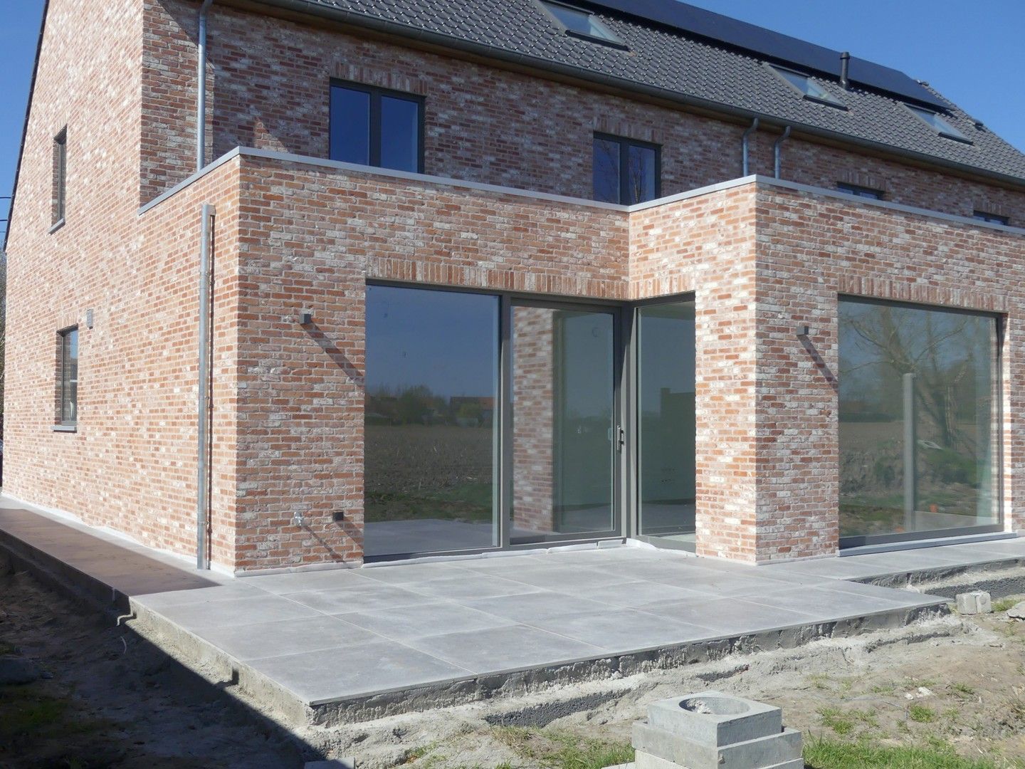 Halfopen nieuwbouwwoning met zuidgericht terras, tuin en garage foto 14