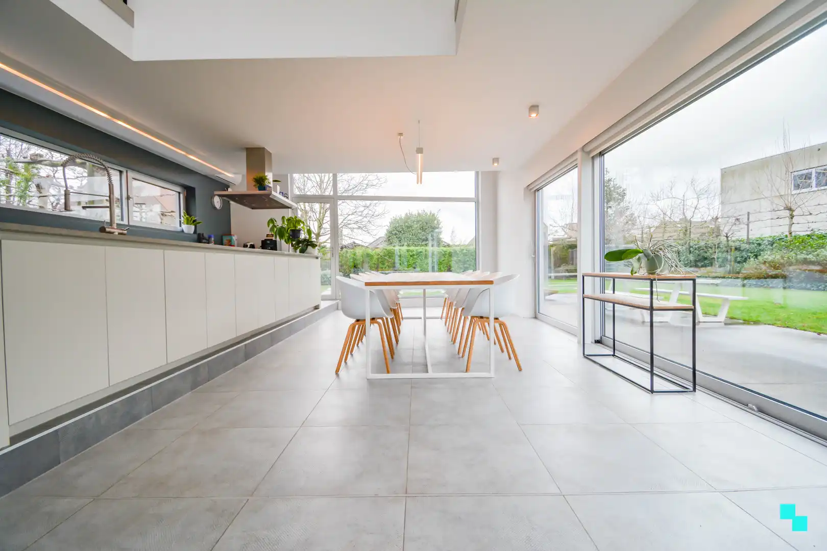 Bijzonder lichtrijke, moderne woning met zwembad te Izegem foto 4