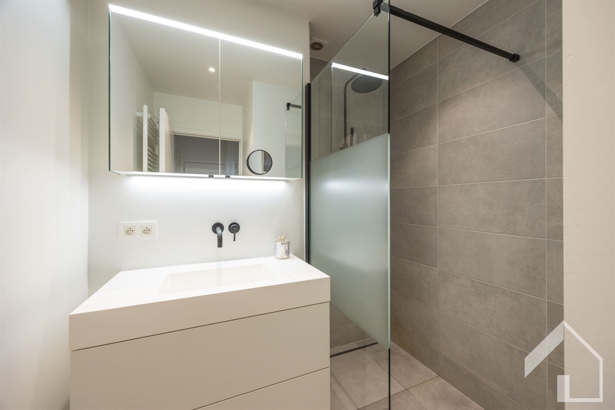 prachtig gerenoveerde 2-slaapkamerappartement foto 9
