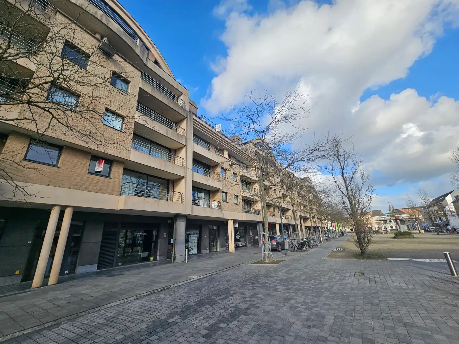 Lichtrijk duplex appartement met 2 slaapkamers en dubbele garage! foto {{pictureIndex}}