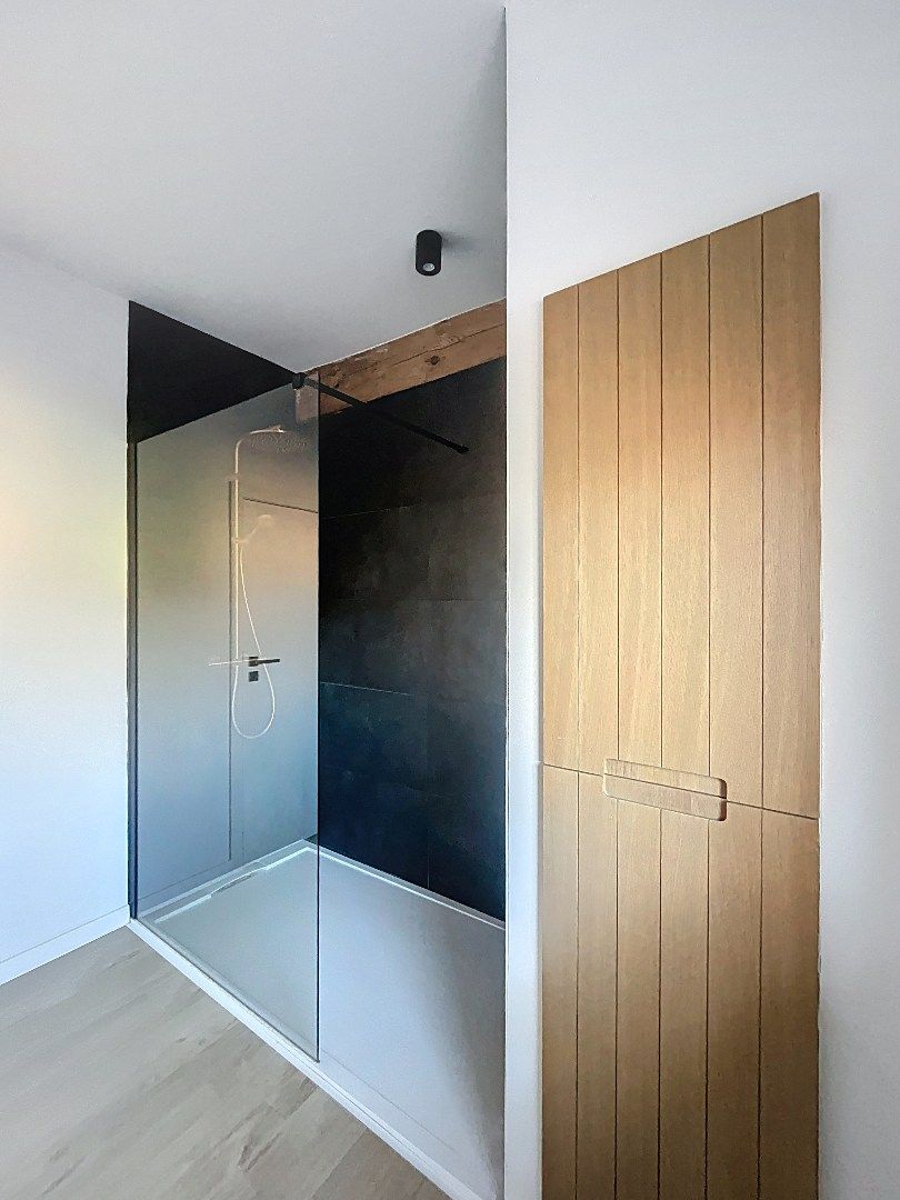 Ruim gerenoveerd appartement in hartje Hoegaarden foto 8