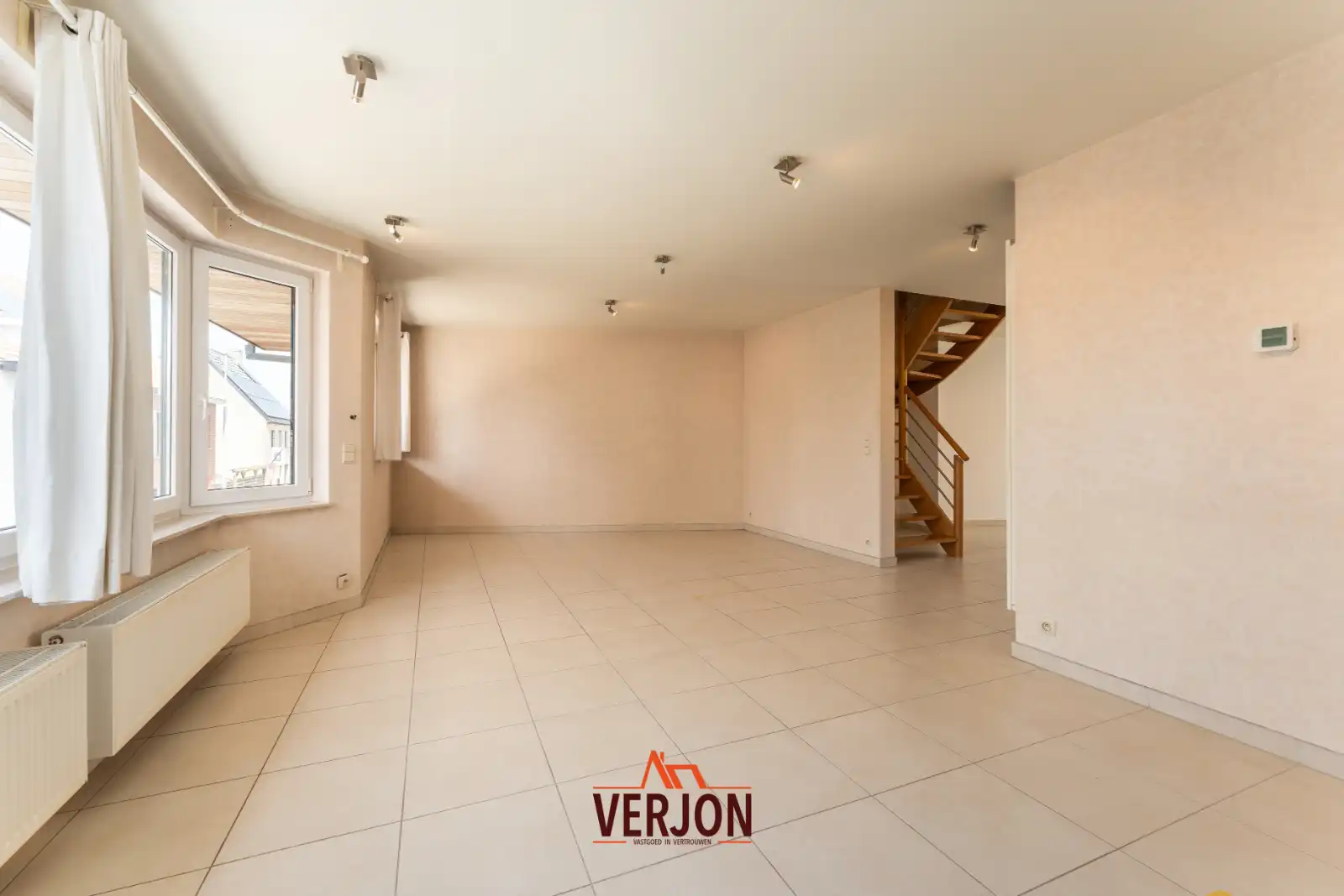 Ruim duplexappartement met 3 slaapkamers, garage en zonnig terras in het centrum van Lichtervelde! foto 5