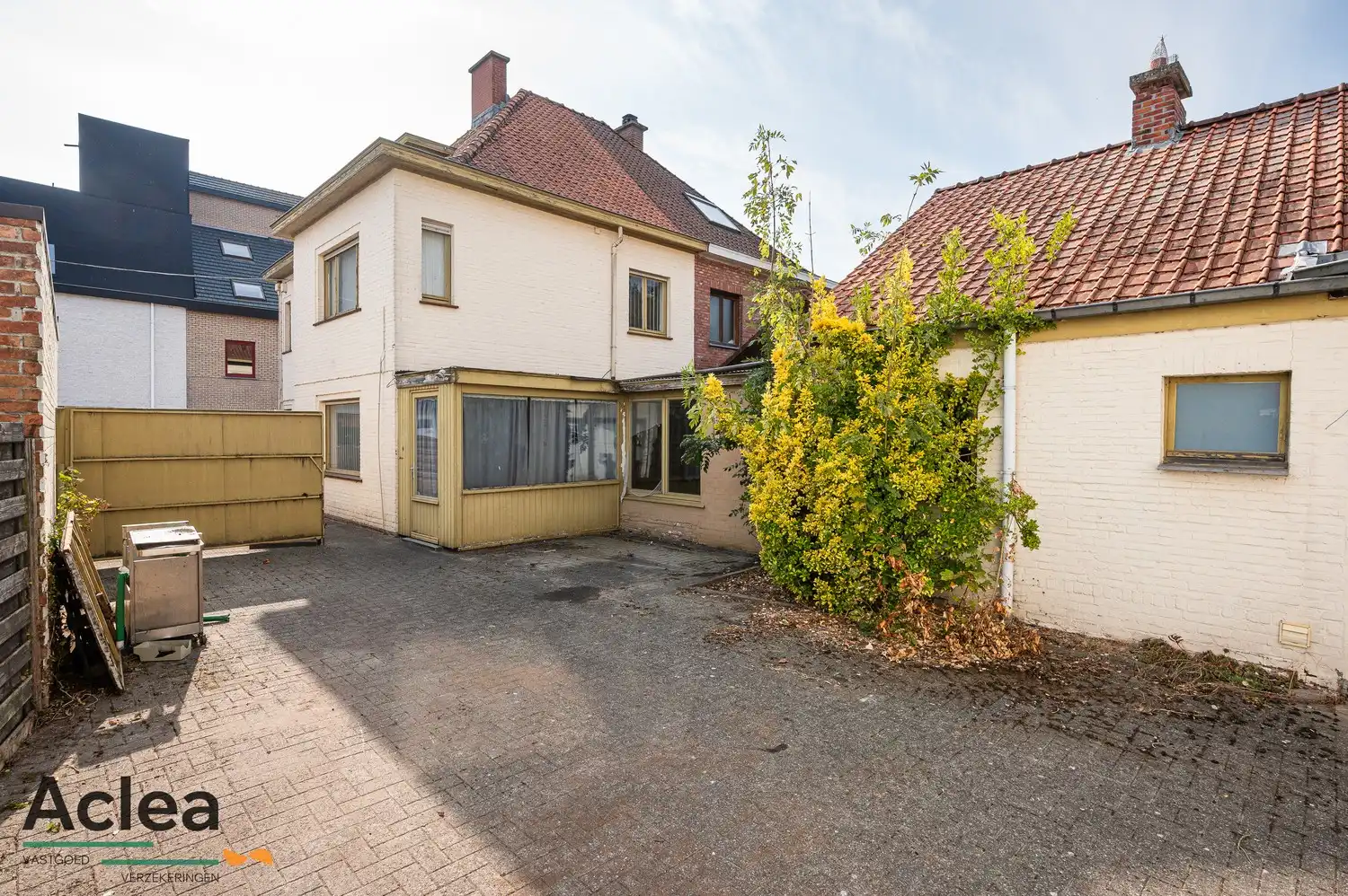 Te renoveren woning met grote magazijnruimte en veel potentieel foto 8