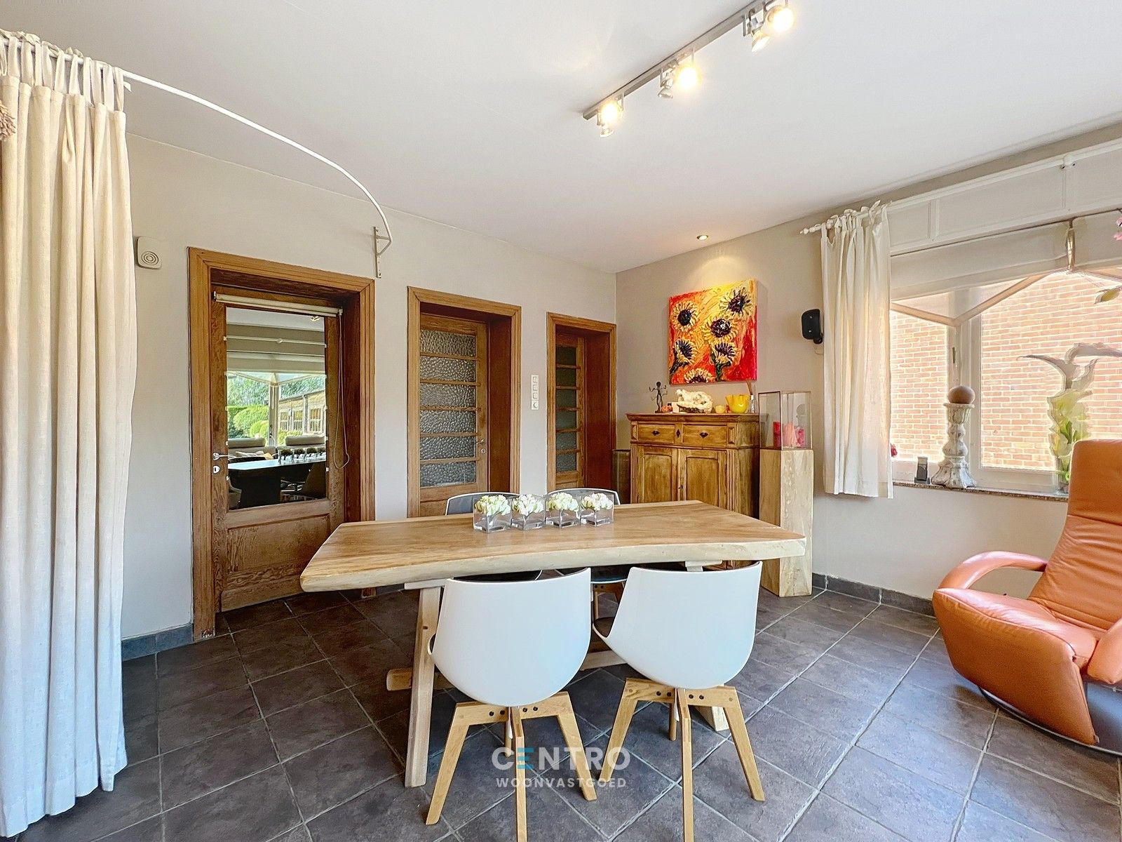 Woning met commerciële ruimte (eenvoudig om te vormen naar ruime leefruimte), 240m² bewoonbaar, extra tuinbergingen en DUBBELE garage te Torhout. foto 17