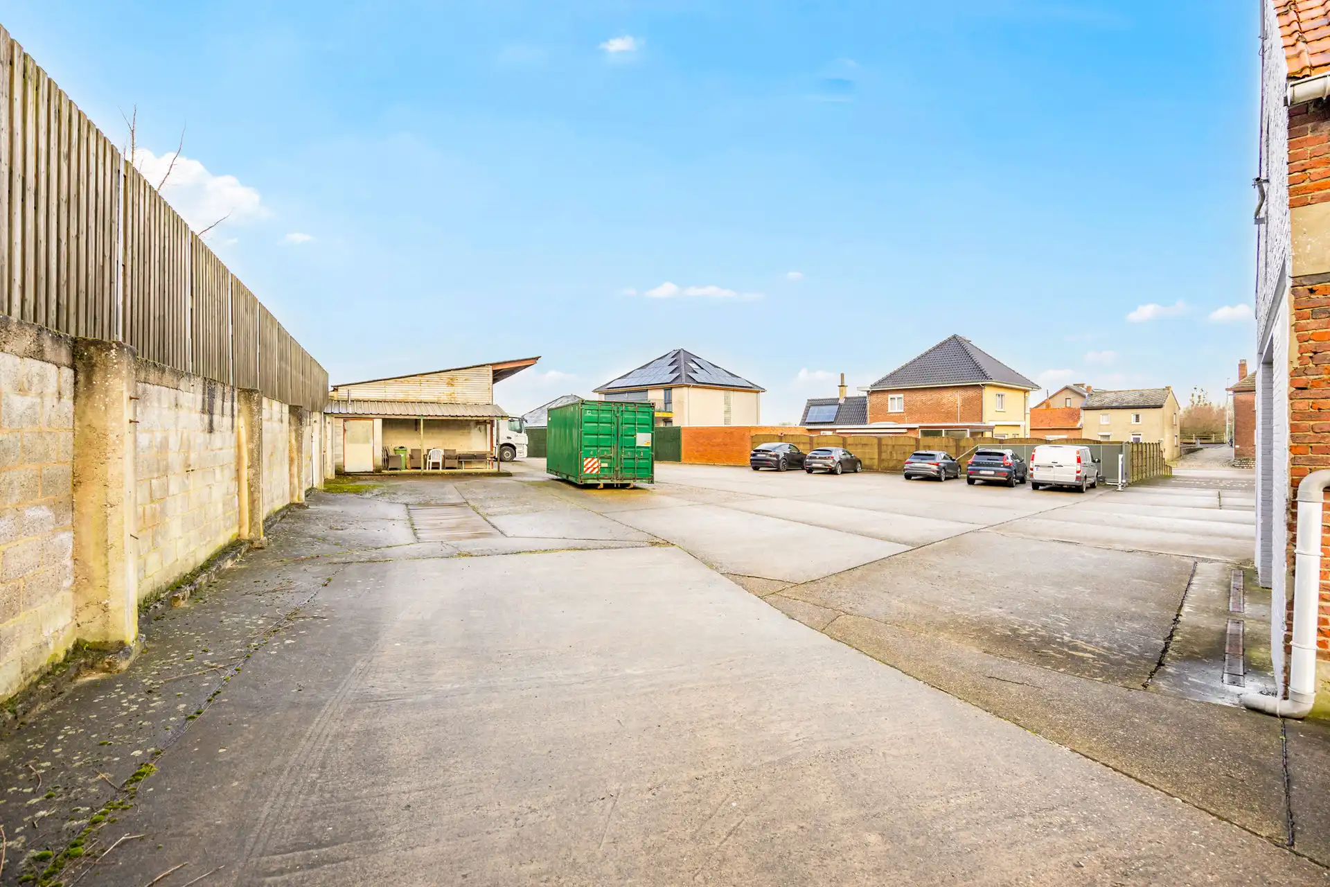 WERKPLAATS MET LOODS EN KANTOOR TE BILZEN. foto 14