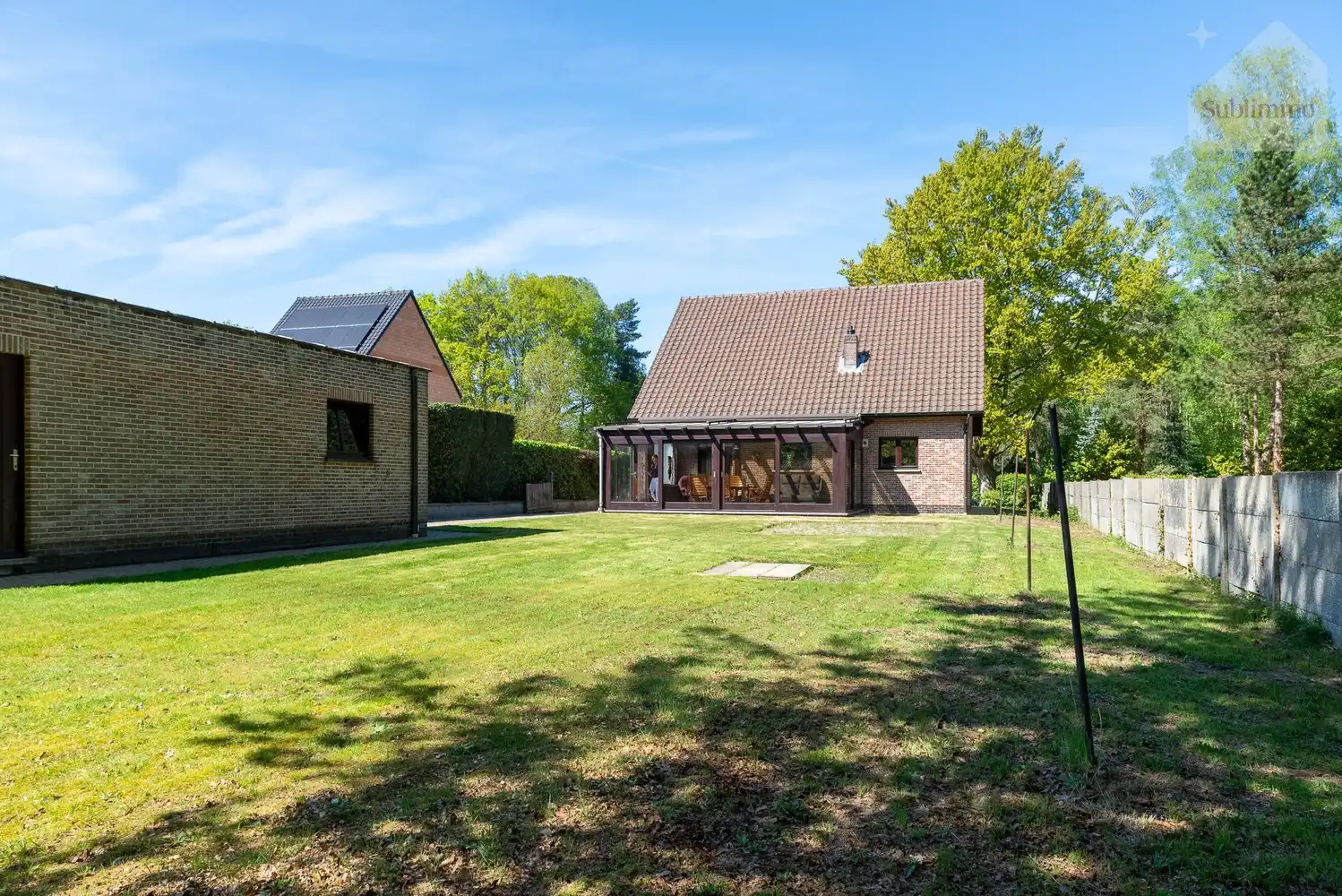 Karaktervolle gezinswoning met indrukwekkende veranda | Bosrand | 5 slpk | Renovatiepotentieel foto 2