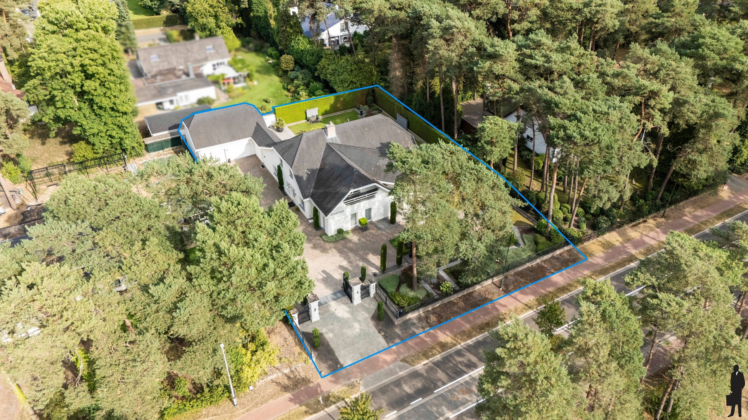 Exclusieve, uitzonderlijk statige villa-Arendsnest in groen foto {{pictureIndex}}