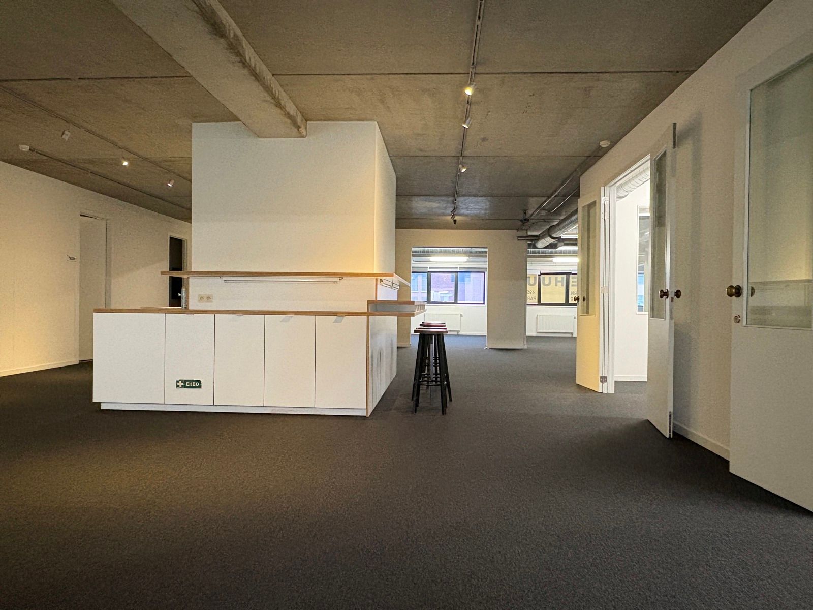 Modern kantoor met parkings foto 7