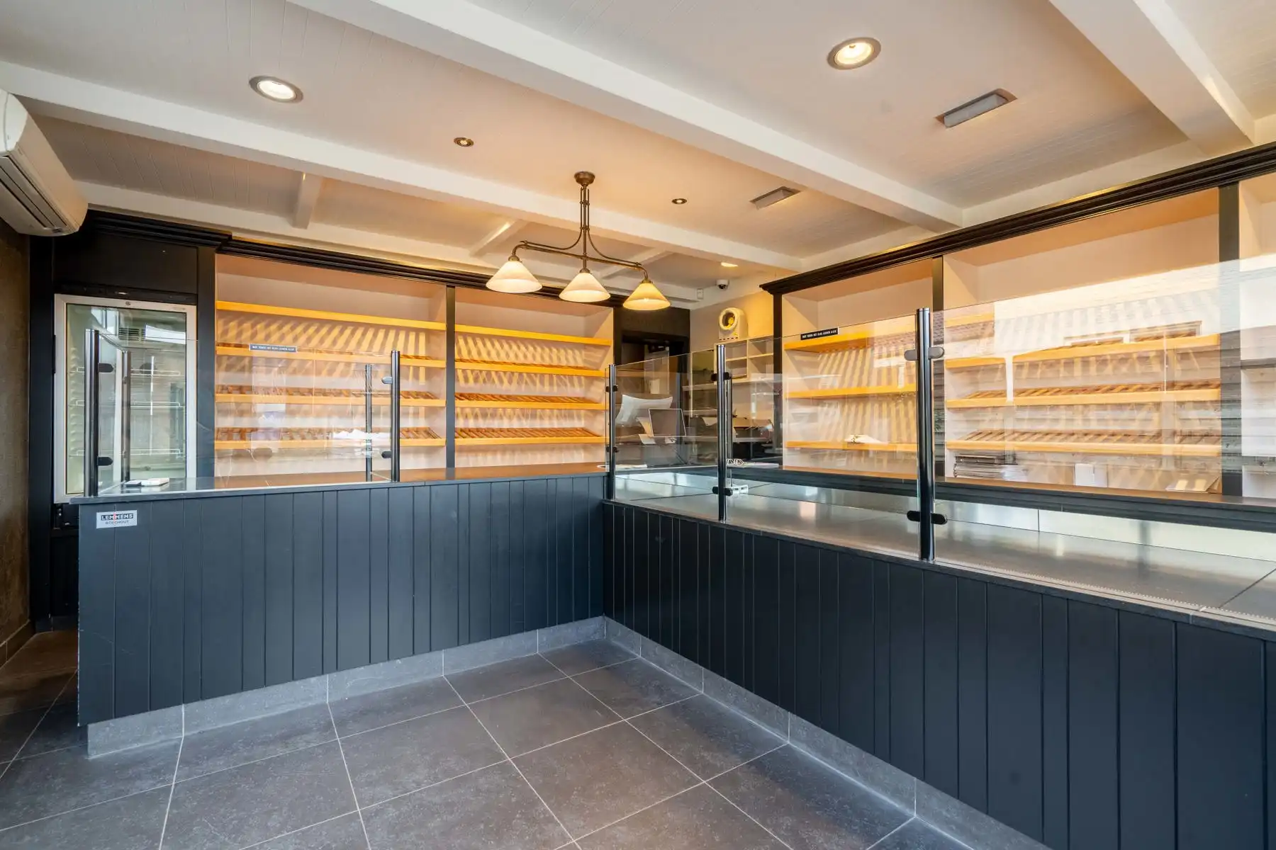 Huis met commercieel pand te koop in Grootlo! foto {{pictureIndex}}