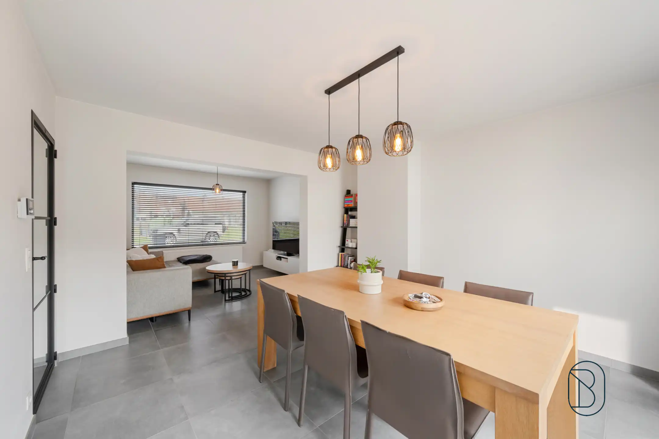 Volledig vernieuwde woning met 3 slk, garage en oprit foto 3